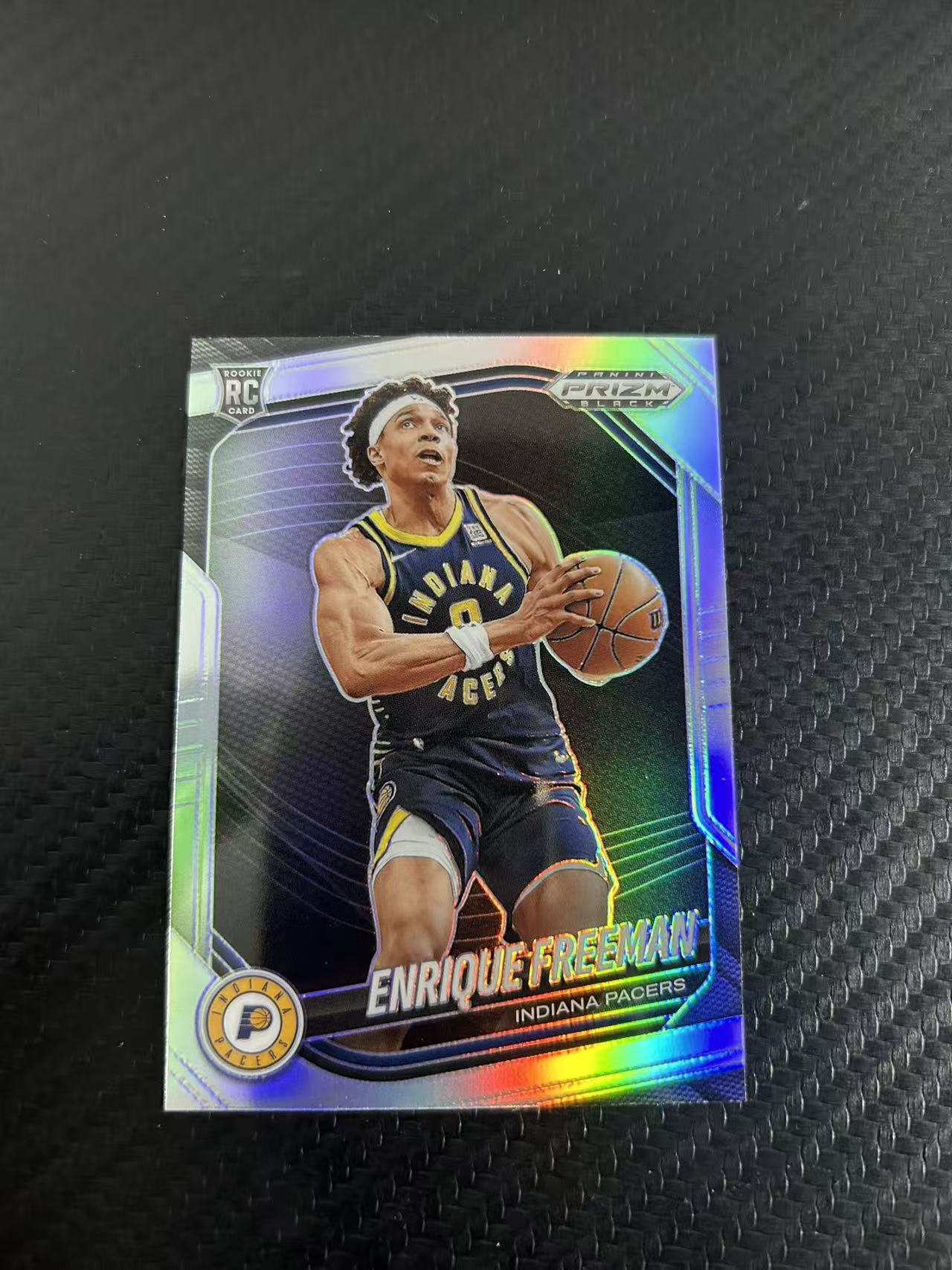 2024-25 Panini Prizm Black Enrique Freeman RC #245【灯灯拍卡】 PZ 新秀年 RC 步行者 恩里克弗里曼 折射 银折 特卡 收藏必备【暴走】