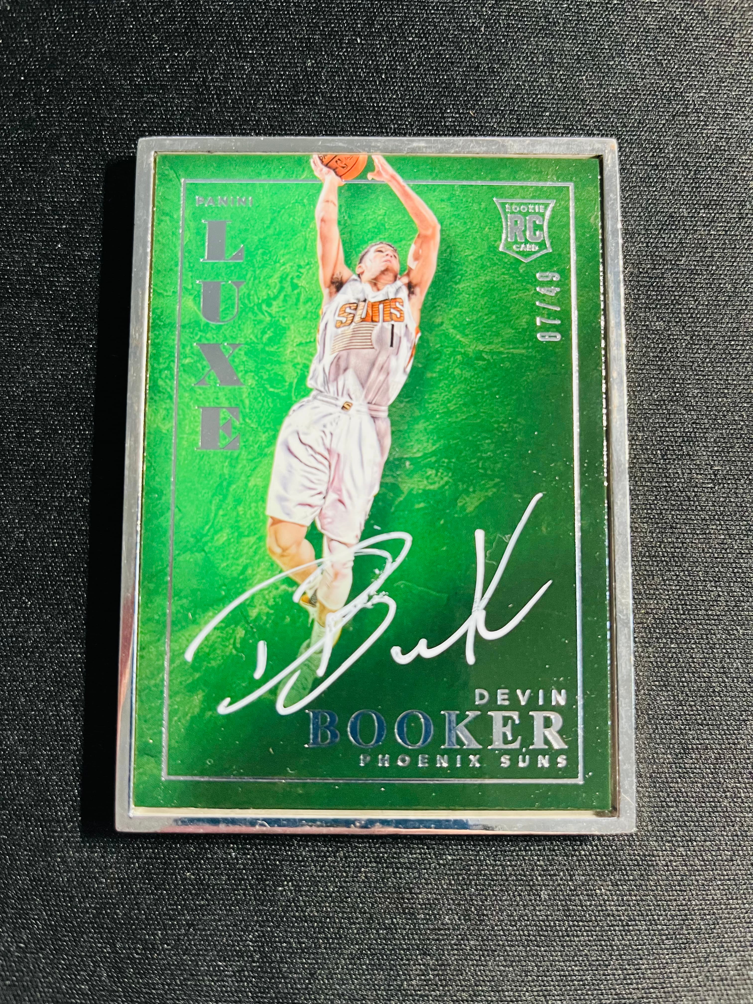【古都代卖0手续费高额预付】2015-16 Luxe 力士 太阳 Devin Booker 德文 布克 新秀 49编 铁框 签字 7/49 选图帅气 实卡好看 值得收藏——明堂