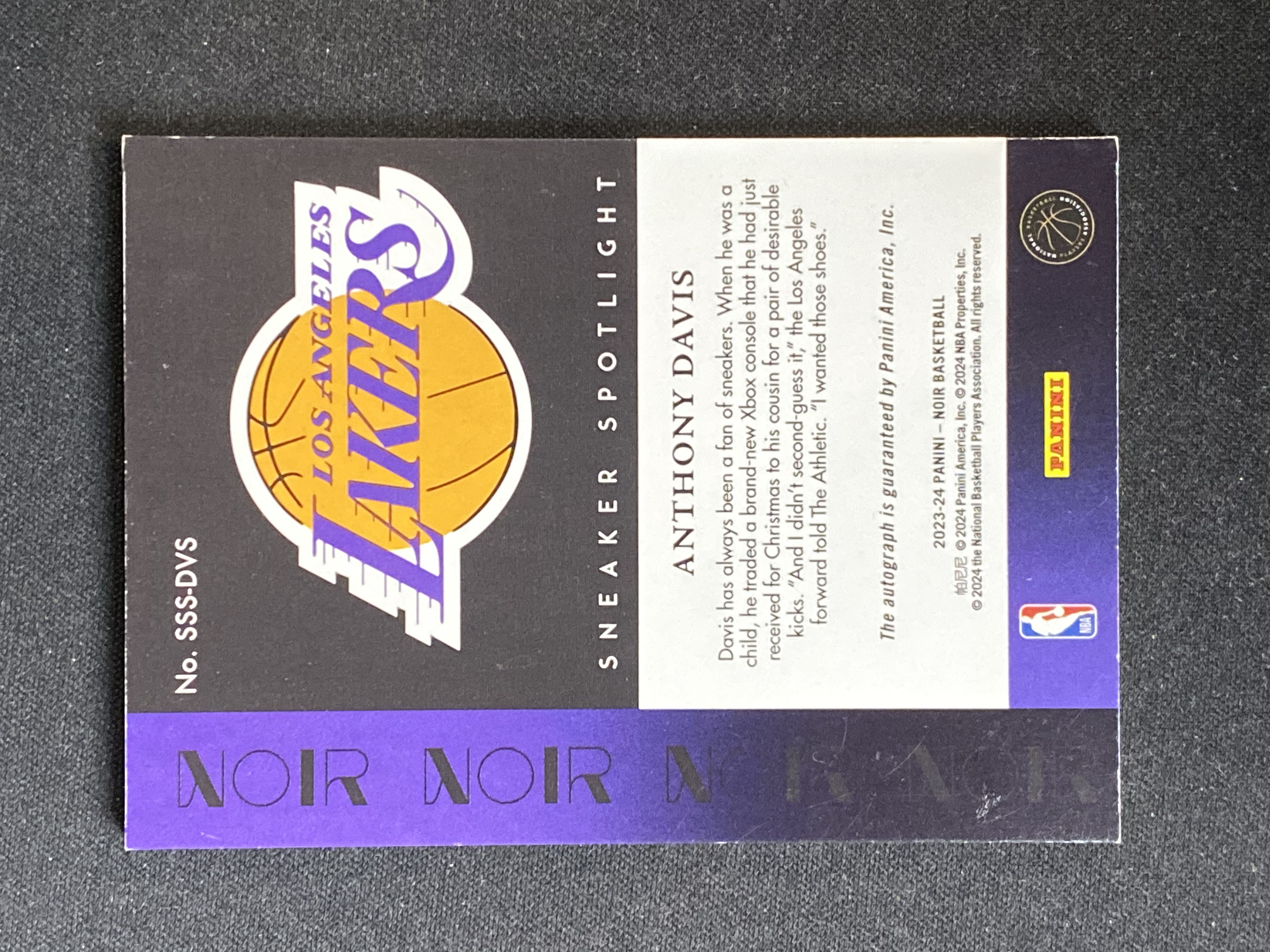 【小幻拍卖】2023-24 PANINI NOIR ANTHONY DAVIS 诺尔 湖人 安东尼 戴维斯 浓眉 /99编 球鞋聚光灯 鞋灯签 卡签 签字 系列搏点 微瑕如图/宇杰/【A】
