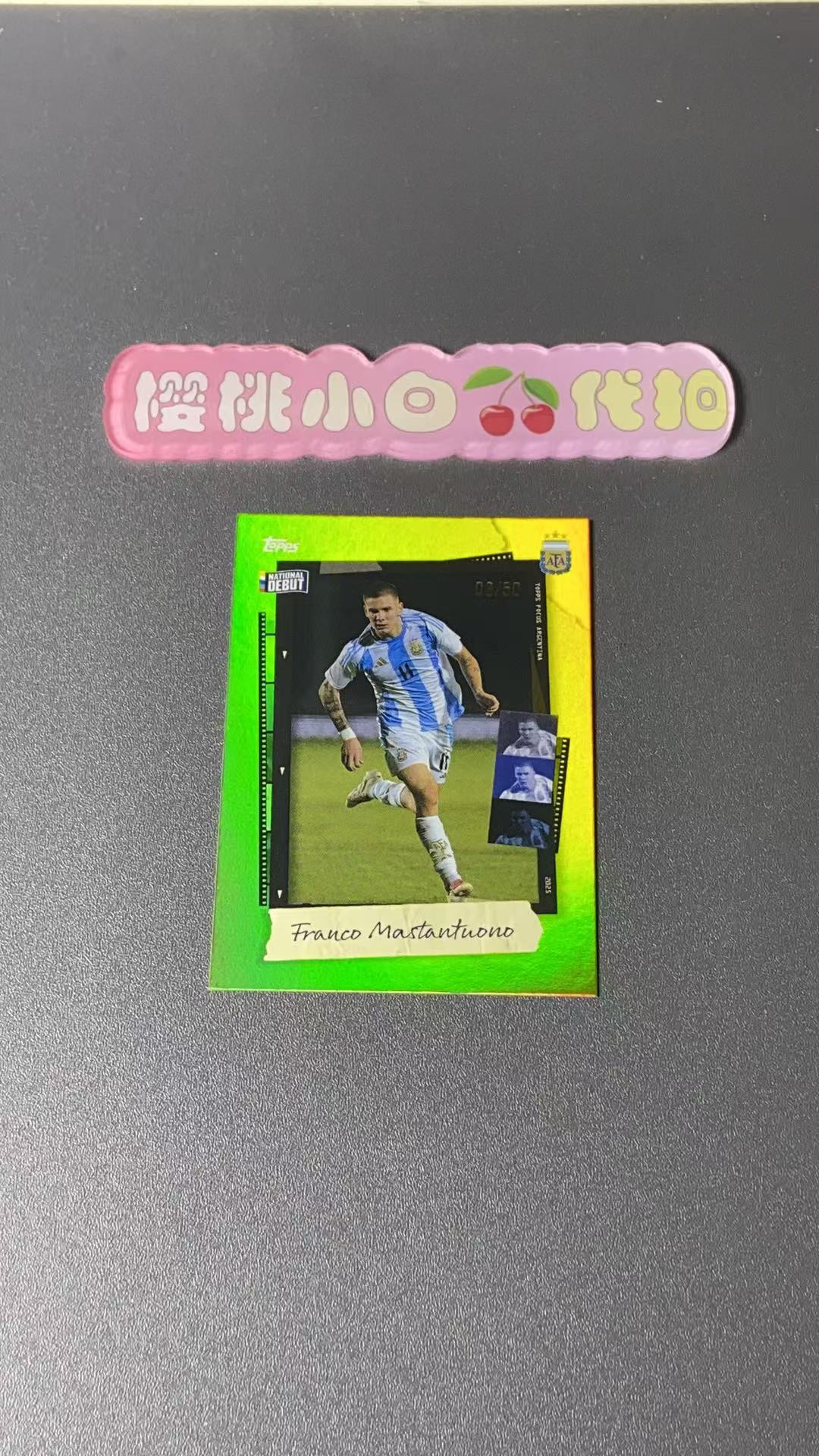 2025 Topps Argentina Franco Mastantuono 樱桃小白 50编 马斯坦图诺 国家队首秀 快照 金彩虹平行 金折 阿根廷聚焦系列 卡品不保 默认微瑕 收藏必备【许克】