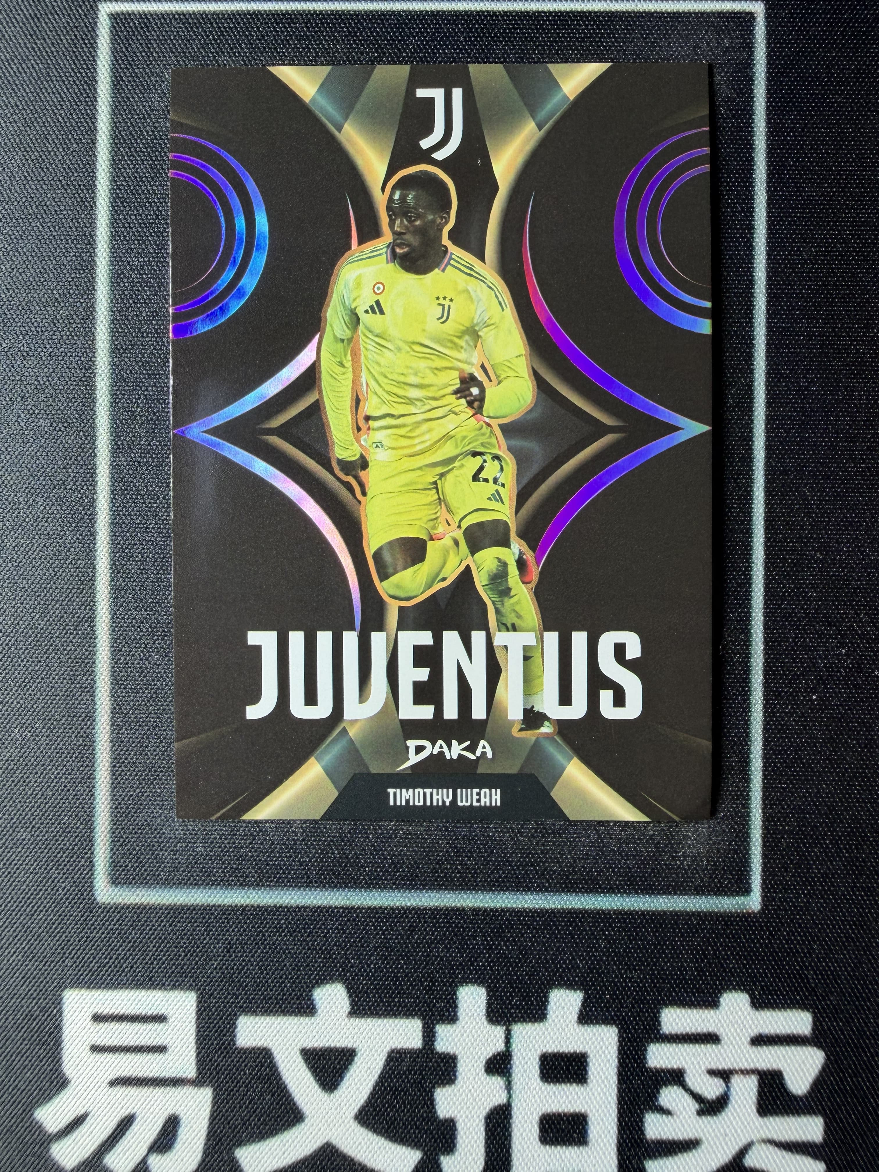 【易文拍卖 超级回款】2024-25 DAKA 达咖 尤文图斯 足球俱乐部 队盒 TIMOTHY WEAH 蒂莫西 维阿 尤文图斯 美国 46/99编 鎏纹黑白 特卡 #TuTu