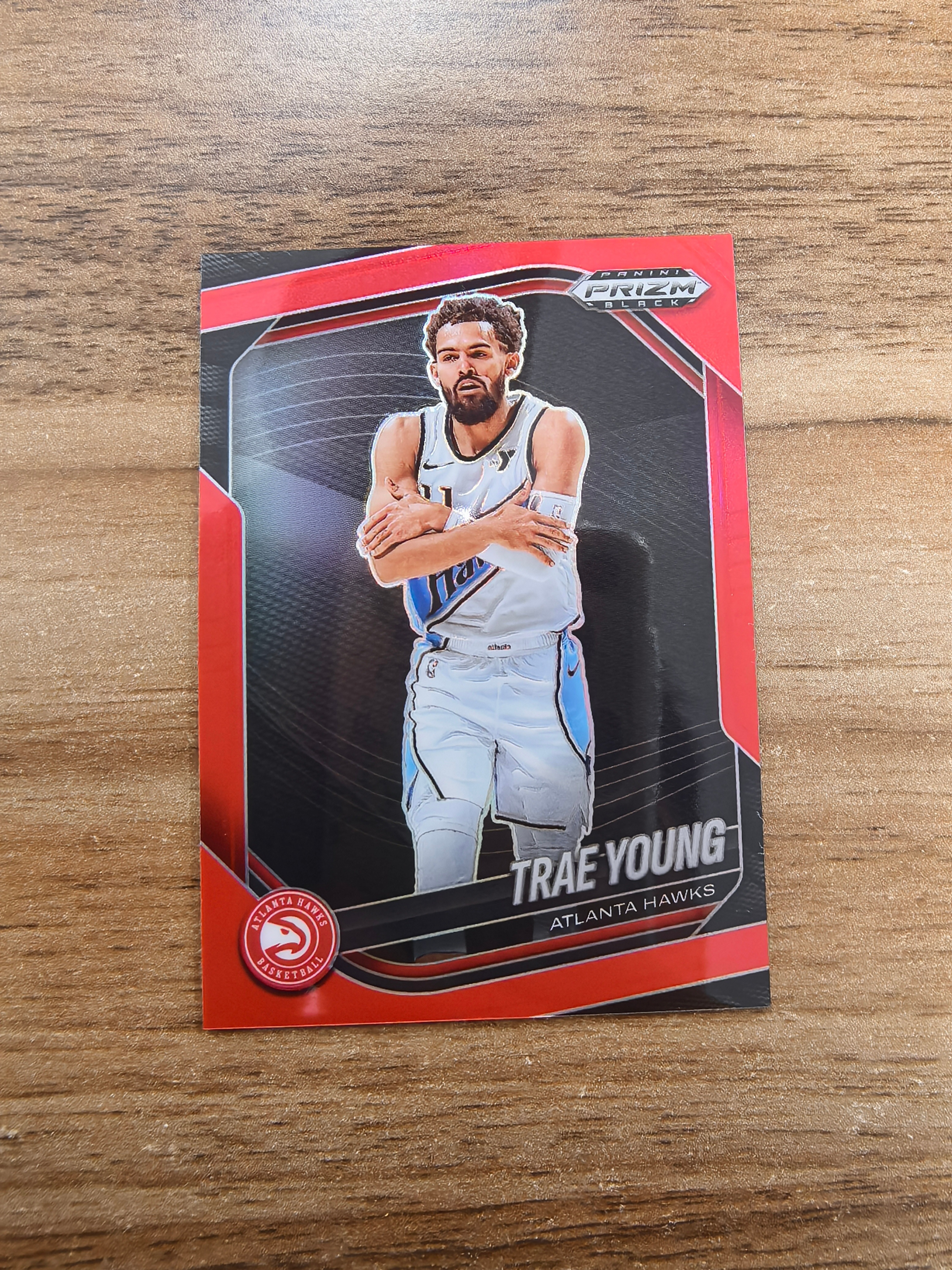 2024-25 Panini Prizm Black Trae Young 老鹰 特雷杨 243/299编 红折 折射 实卡精美 卡品如图 收藏必入 流浪