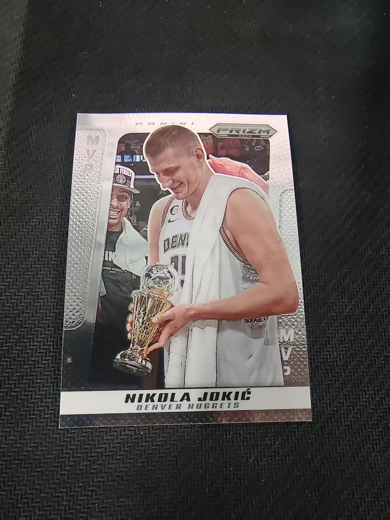 【可合并,不累计】2024-25 Panini Prizm Deca Nikola Jokic 复刻PZ 尼古拉 约基奇 约老师 掘金 MVP 捧杯 划痕 边角瑕疵 #293