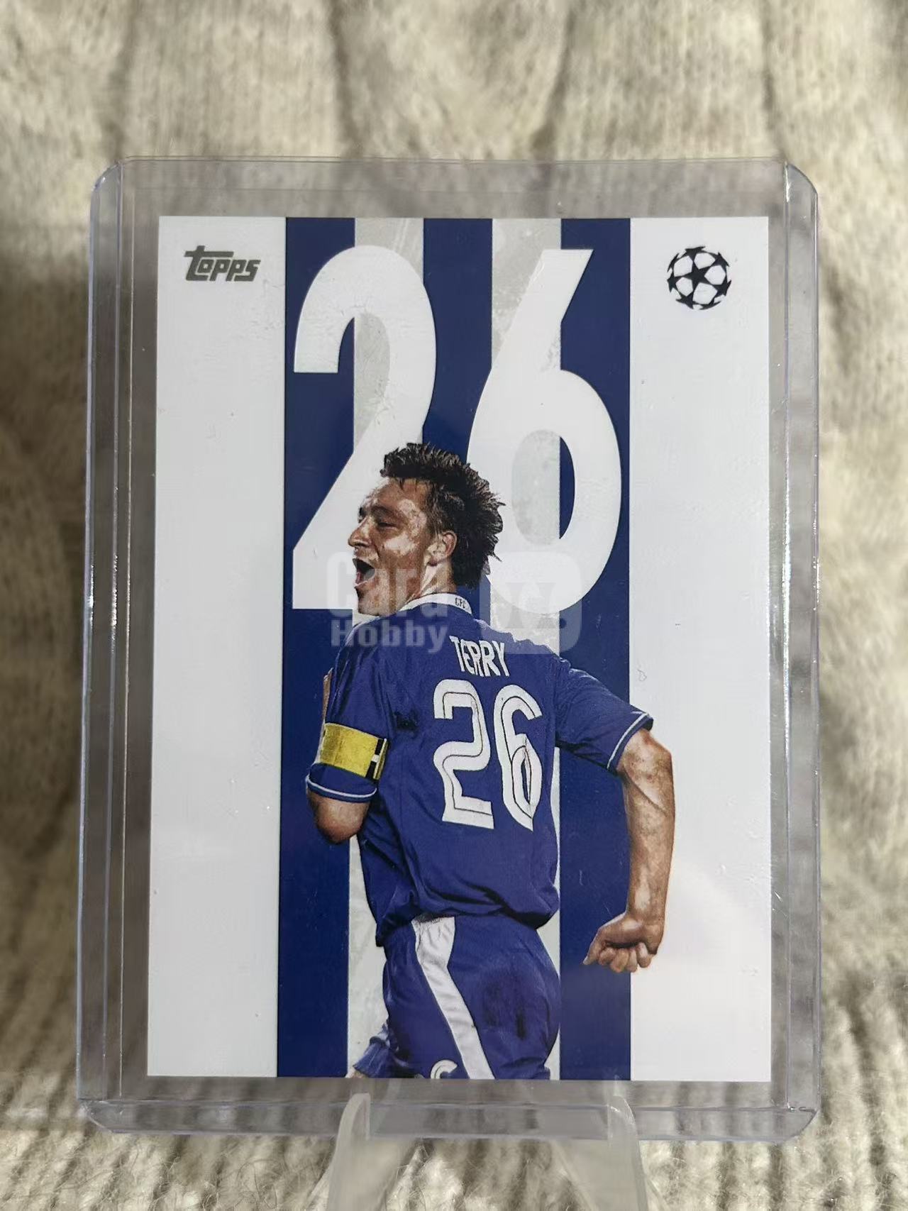 2026 Topps UEFA Champions League John Terry 约翰・特里 BB 特卡。切尔西传奇队长,铁血中卫,蓝白竖条纹背景,经典庆祝人像