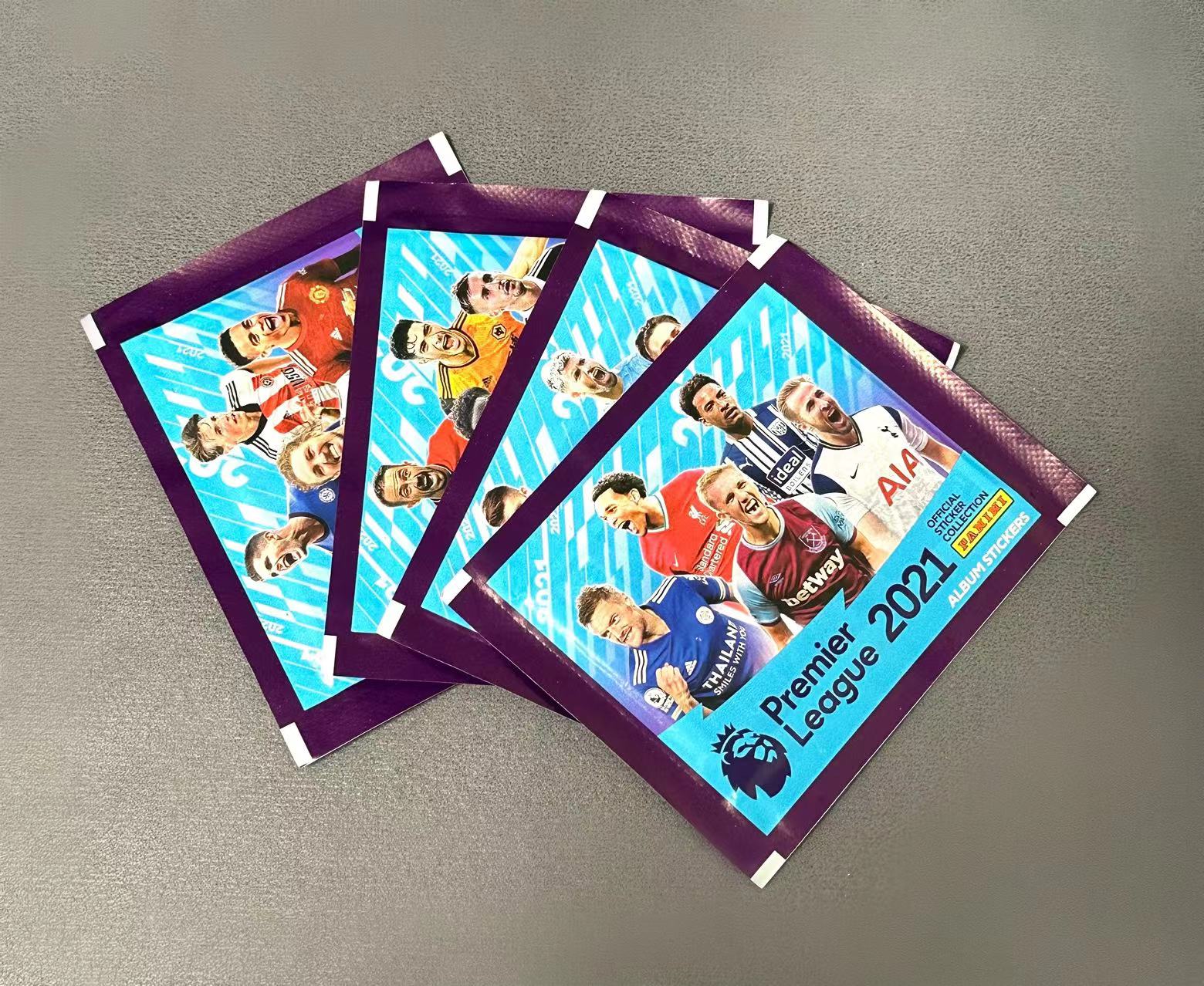 2021 Panini Premier 英超联赛 Soccer 帕尼尼 贴纸 4包 打包 利物浦 曼城 阿圭罗 阿森纳 队徽折射 4种包装图案 随机发货 部分卡包有装订孔 轻微卷角 足球