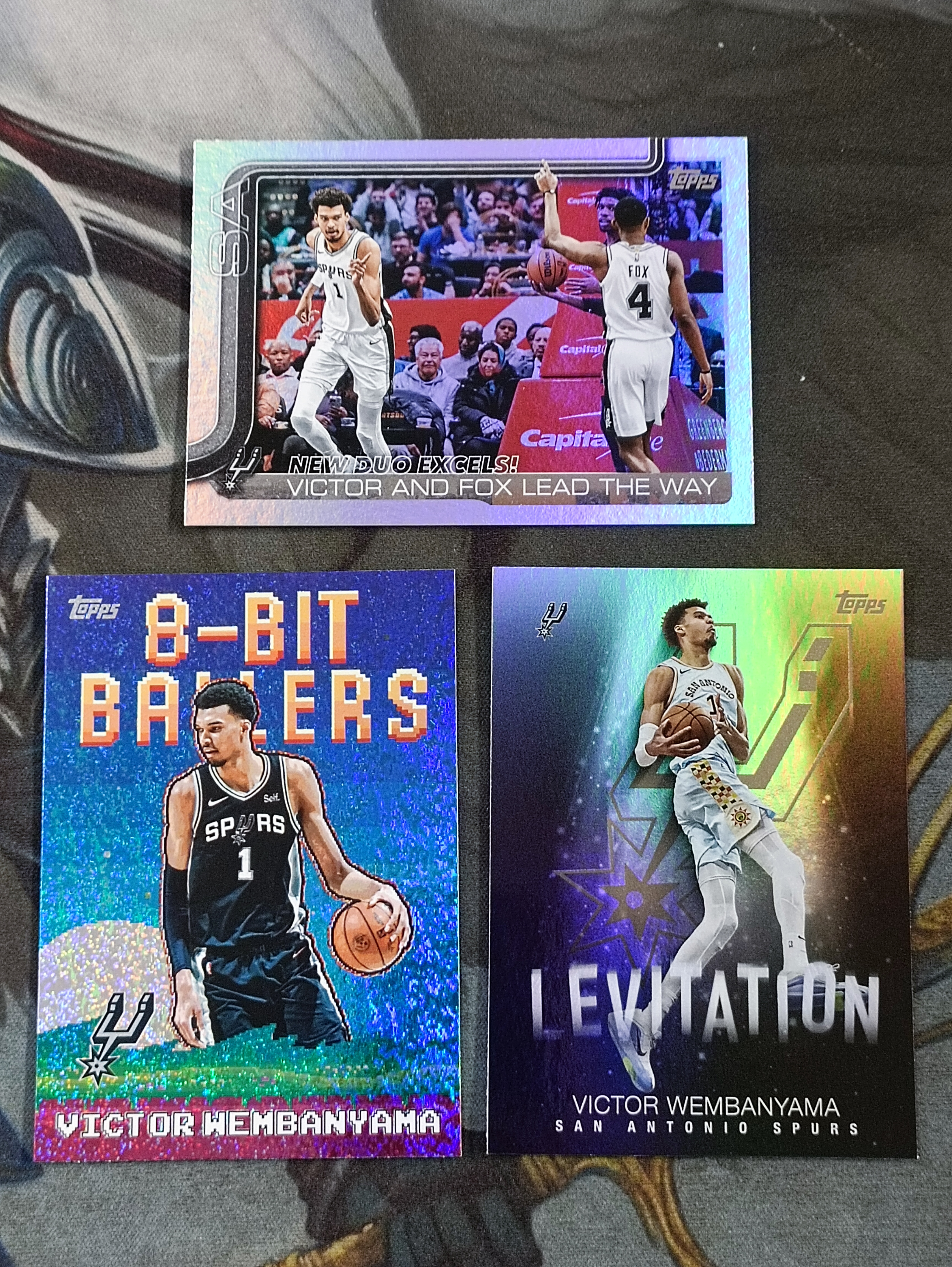 2025-26 Topps Flagship Victor Wembanyama 文班亚马 折射亮面 Combo /Levitation 特卡 打包3张lot 马刺(微瑕)《苏州卡通》J【MJ】