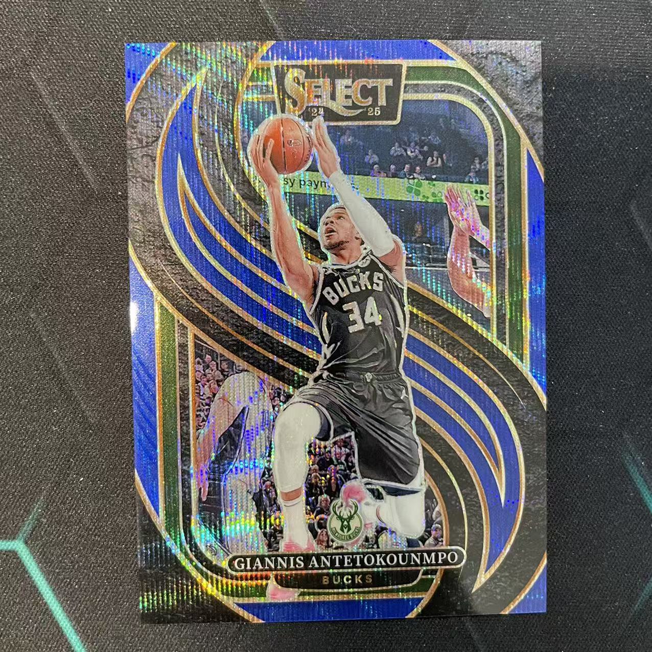 2024-25 Panini Select Giannis Antetokounmpo 【阿福代卖】扬尼斯 阿德托昆博 字母哥 雄鹿 蓝波纹折 75编 收藏必备(行行行A)