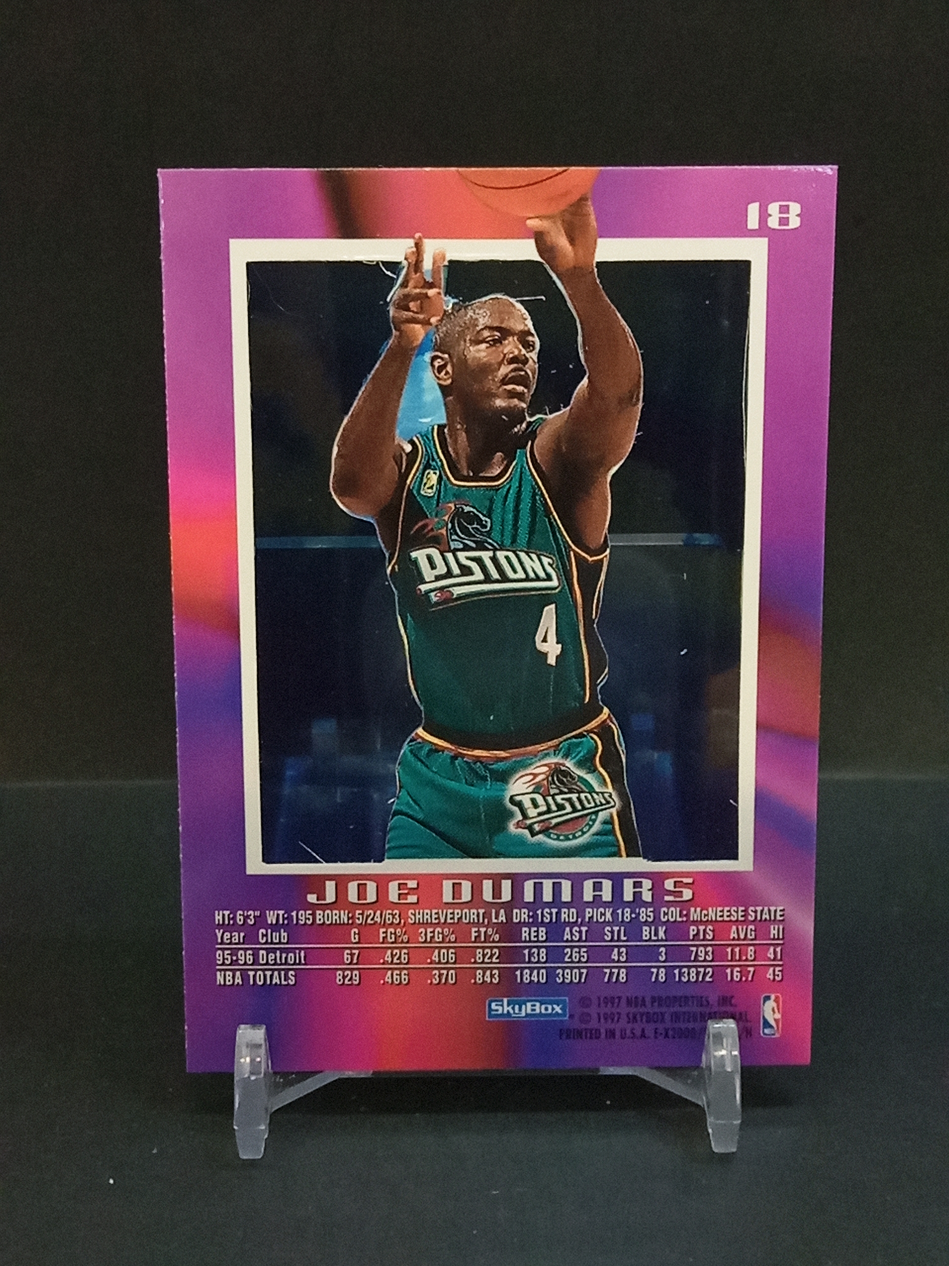 【DC拍卖】9.29小科比(微瑕)`1996-97 Skybox E-X2000 #18 Joe Dumars 乔杜马斯 底特律活塞 紫粉渐变胶片折射老球星卡`