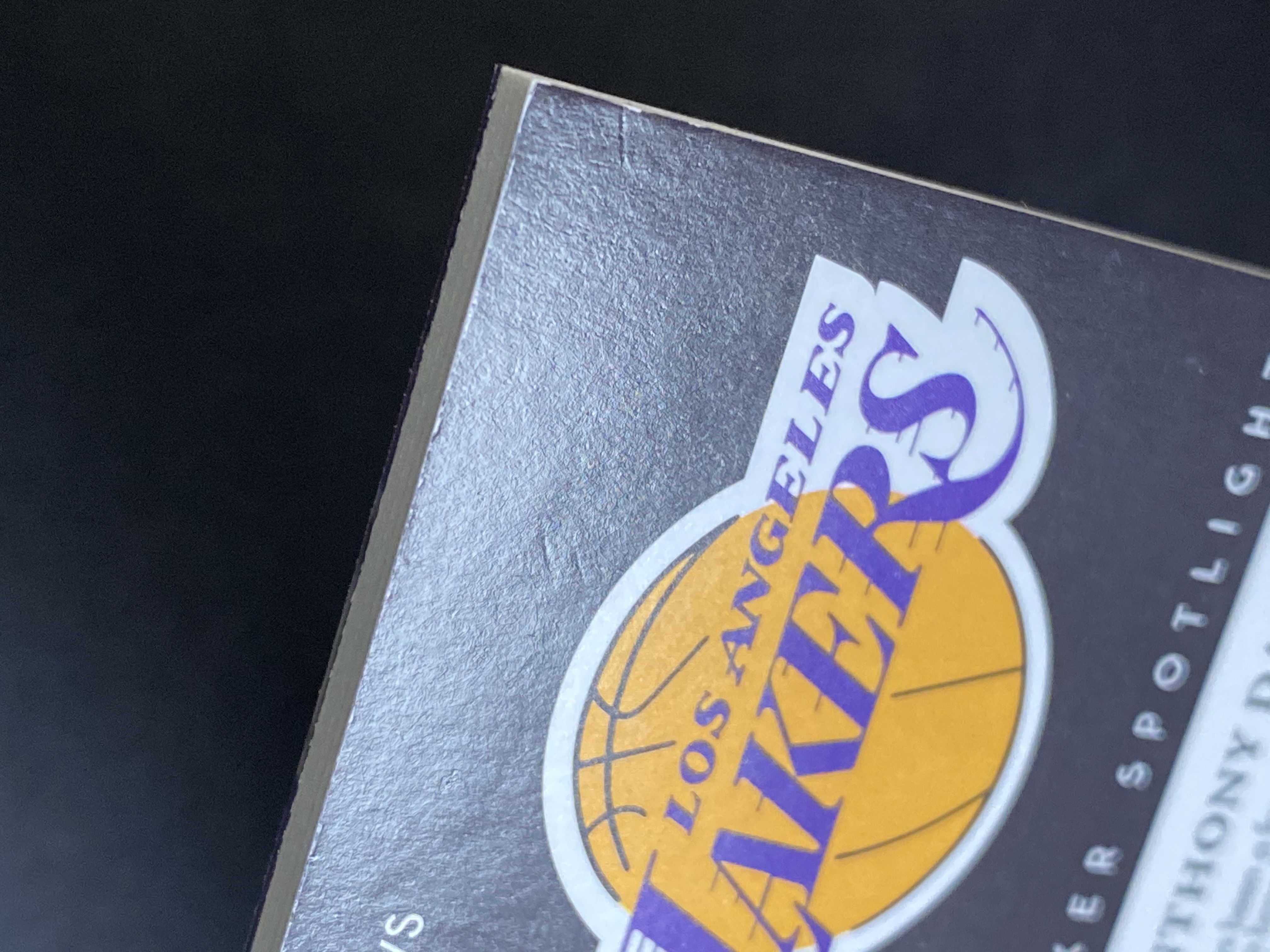 【小幻拍卖】2023-24 PANINI NOIR ANTHONY DAVIS 诺尔 湖人 安东尼 戴维斯 浓眉 /99编 球鞋聚光灯 鞋灯签 卡签 签字 系列搏点 微瑕如图/宇杰/【A】