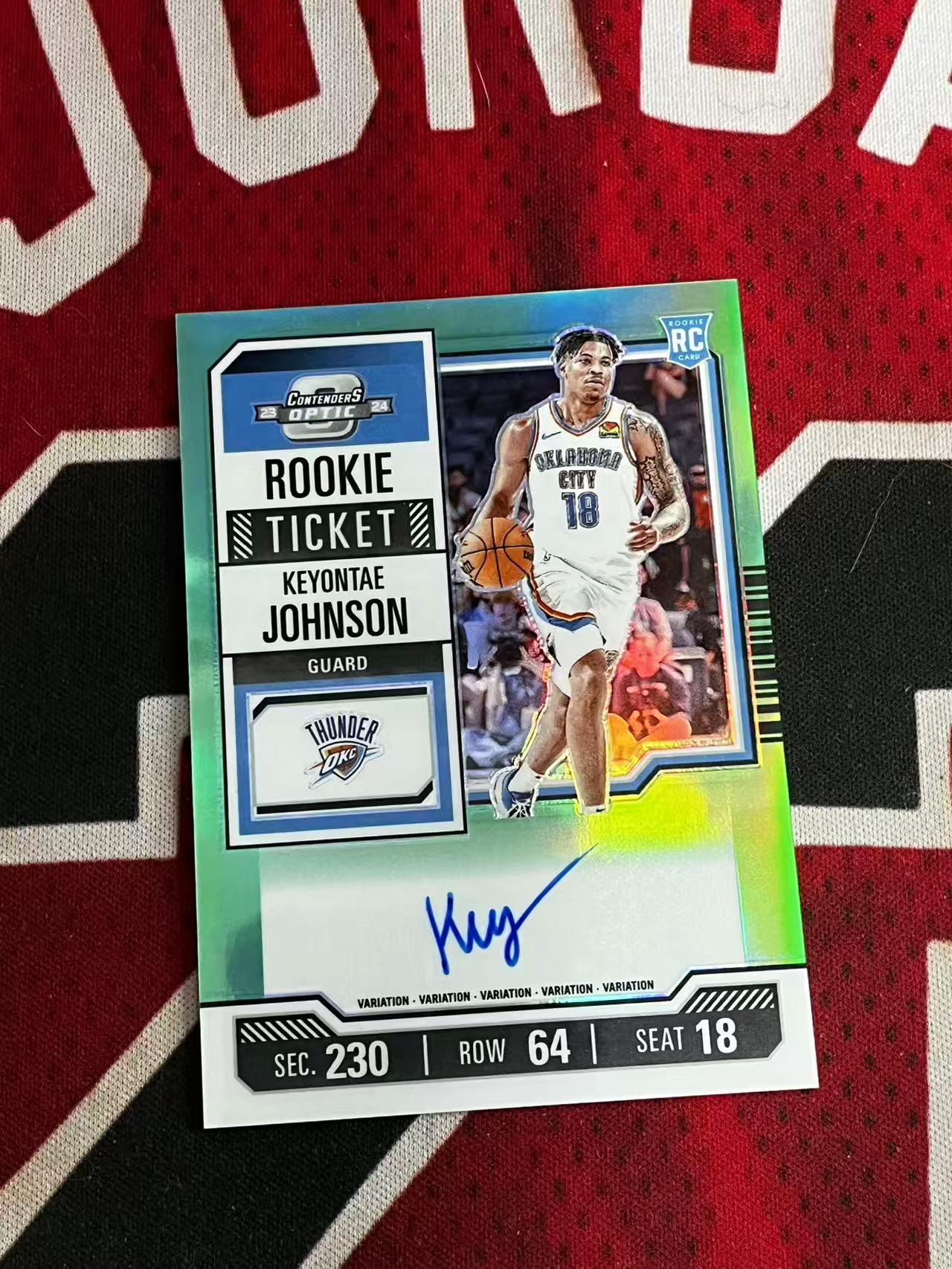 【接寄拍】2023-24 PANINI CONTENDERS OPTIC 球票系列 雷霆 新秀RC 基昂泰约翰逊 75编 签字卡 卡签 变化版新秀球票签字卡 绿折 折射【烂臭嘴拍卖】