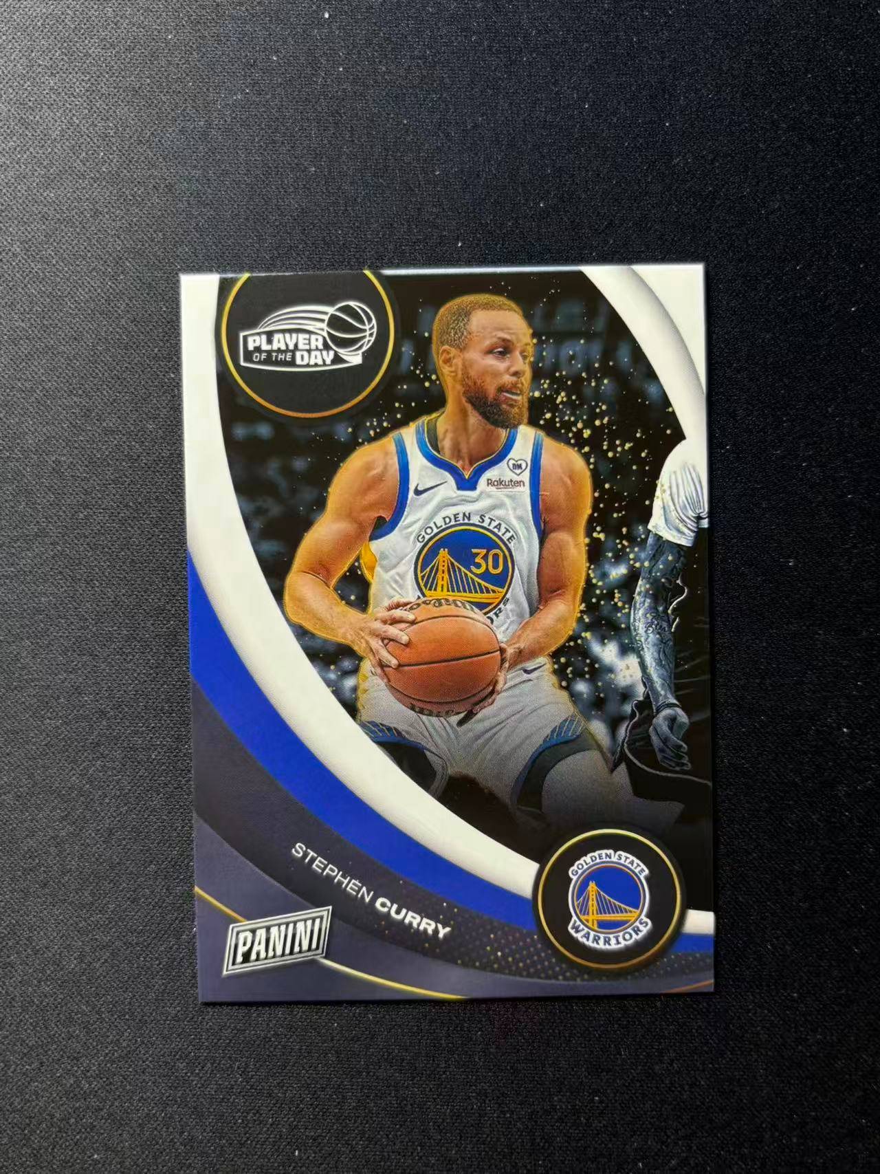 【梦卡拍卖】2024-25 Panini player of the day Stephen Curry 斯蒂芬 库里 base 勇士 POD 细节如图 #DD# A01
