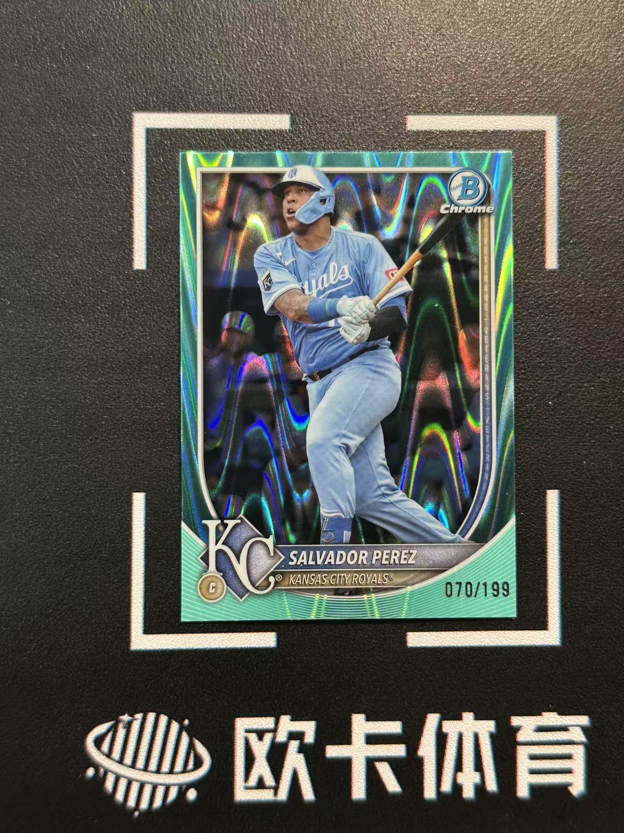 2025 Topps Bowman Chrome Salvador Perez 【欧卡体育】鲍曼TC 萨尔瓦多 佩雷兹 199编 青熔岩折 皇家 印痕大图(YDD)