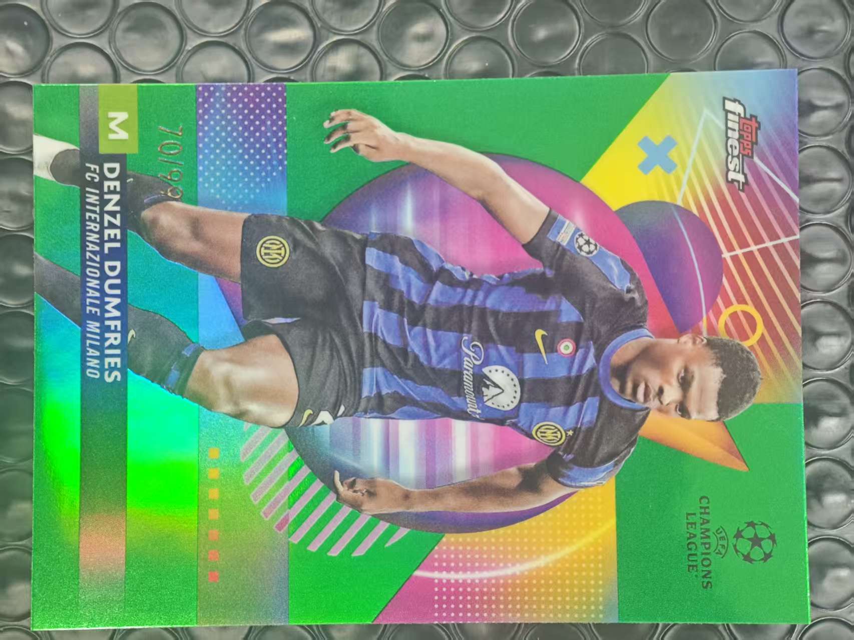 2023-24 Topps Finest Denzel Dumfries 欧冠 国际米兰 邓弗里斯 70/99编 绿折 折射 卡品如图【原地起飞卡社】MVP11.6