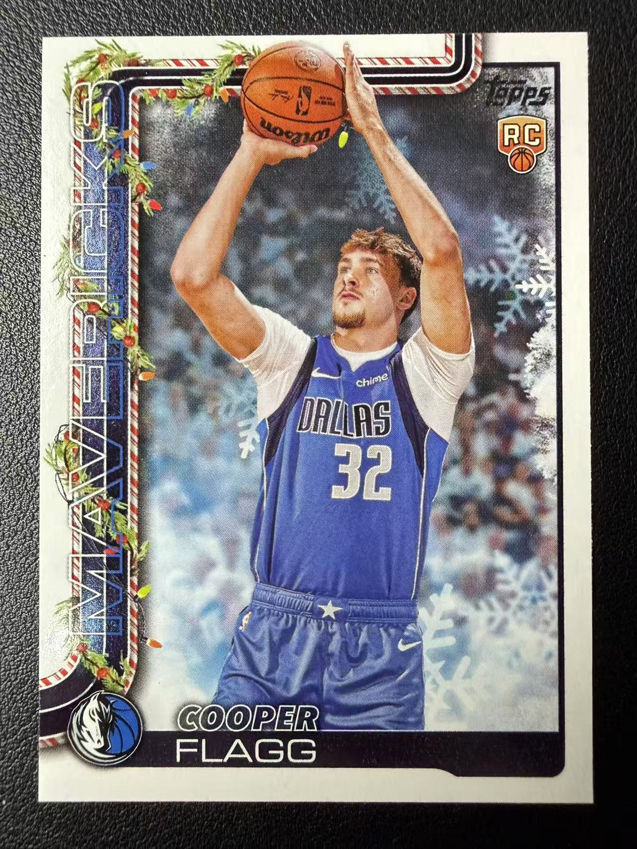 2025 Topps Holiday Cooper Flagg RC Topps 假日系列 独行侠 库珀 弗拉格 新秀 Base 圣诞元素 卡品如图(郭)3