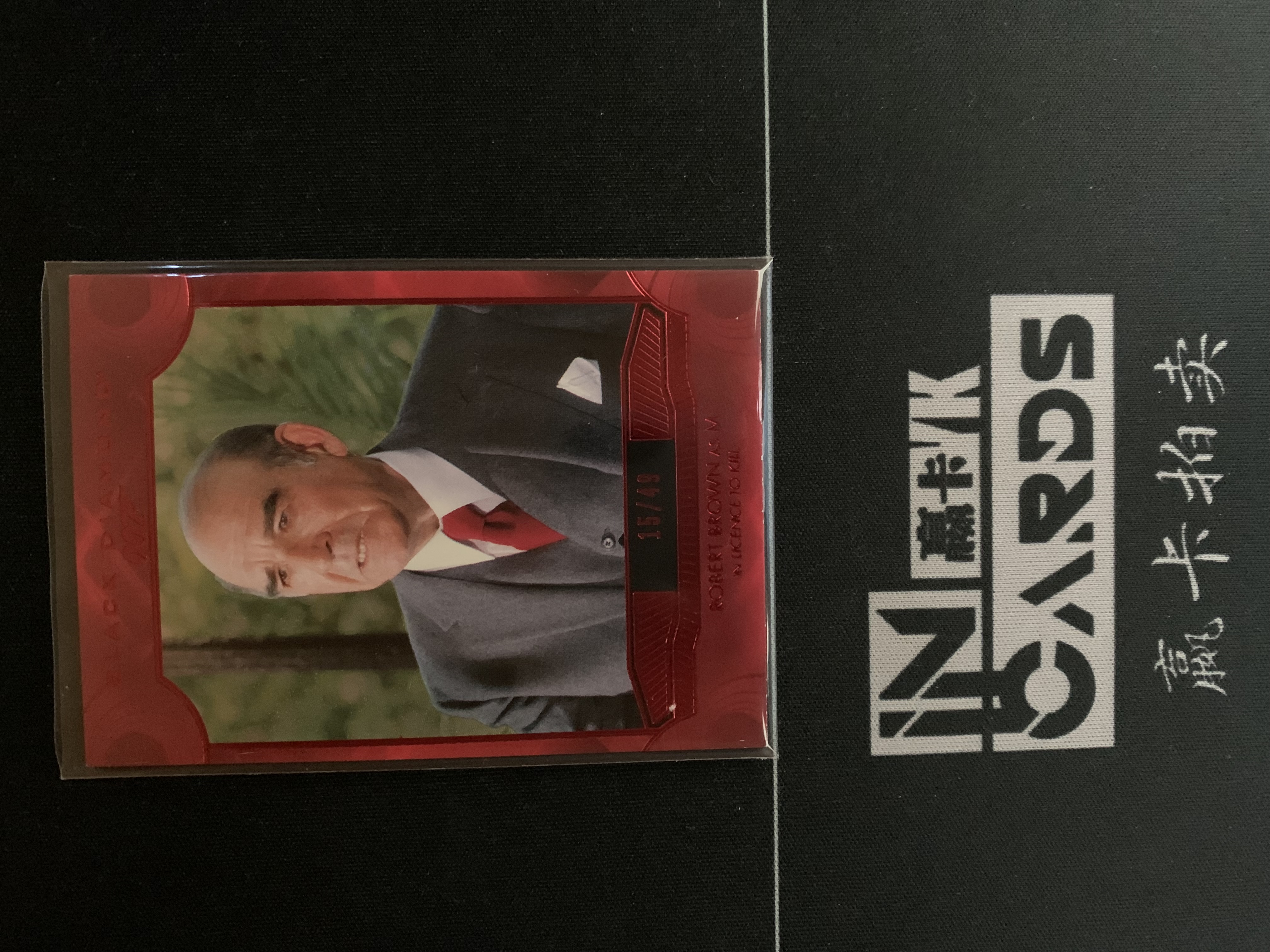 2024 Upper Deck James Bond 007 大黑钻 #10 ROBERT BROWN as M 红折 15/49编 卡品如图 收藏必备 ALLEN