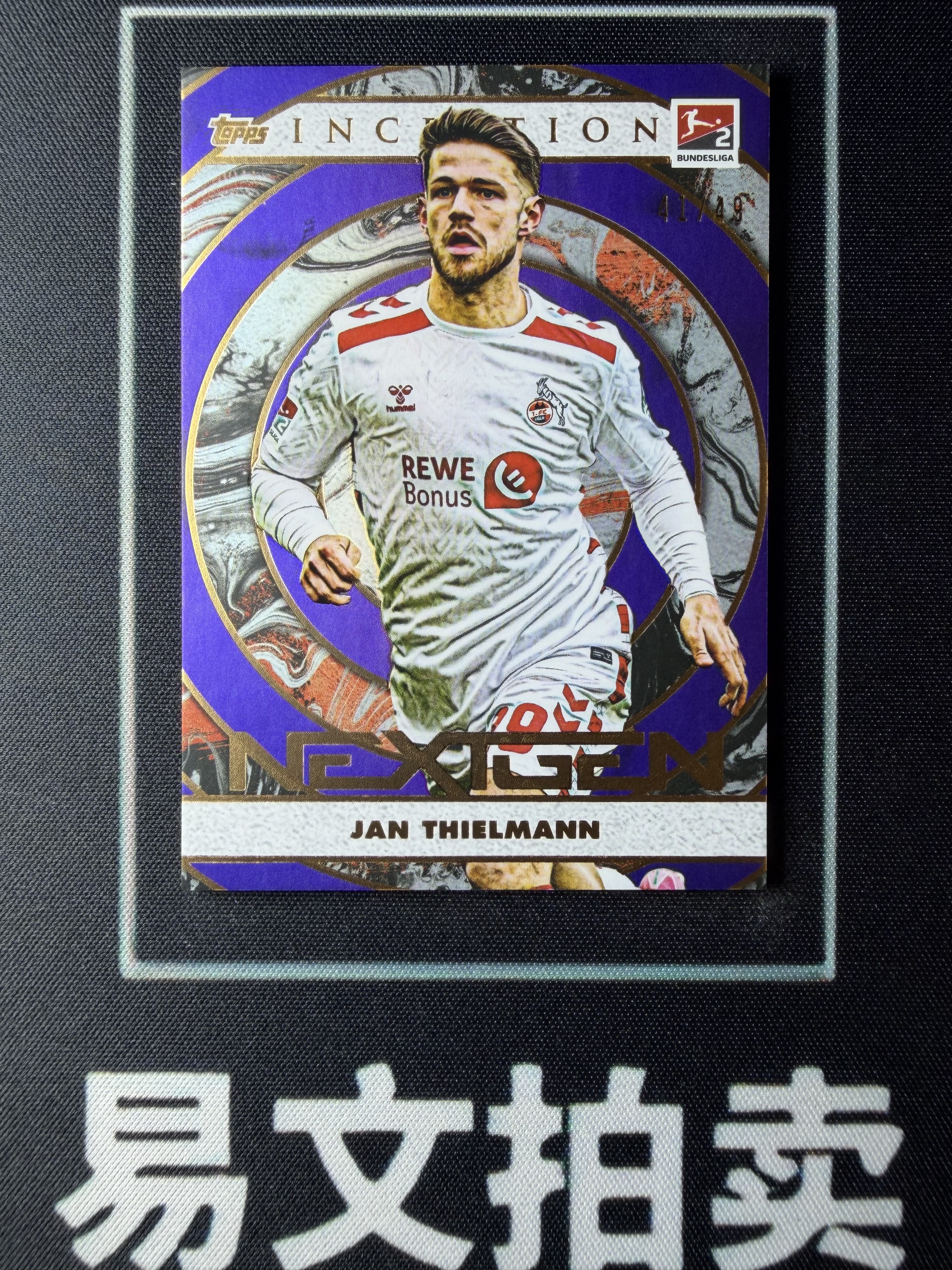 【易文拍卖 超级回款】2024-25 Topps inception 盗梦空间 德甲 JAN THIELMANN 扬 蒂尔曼 科隆 41/49编 紫平行 #TuTu