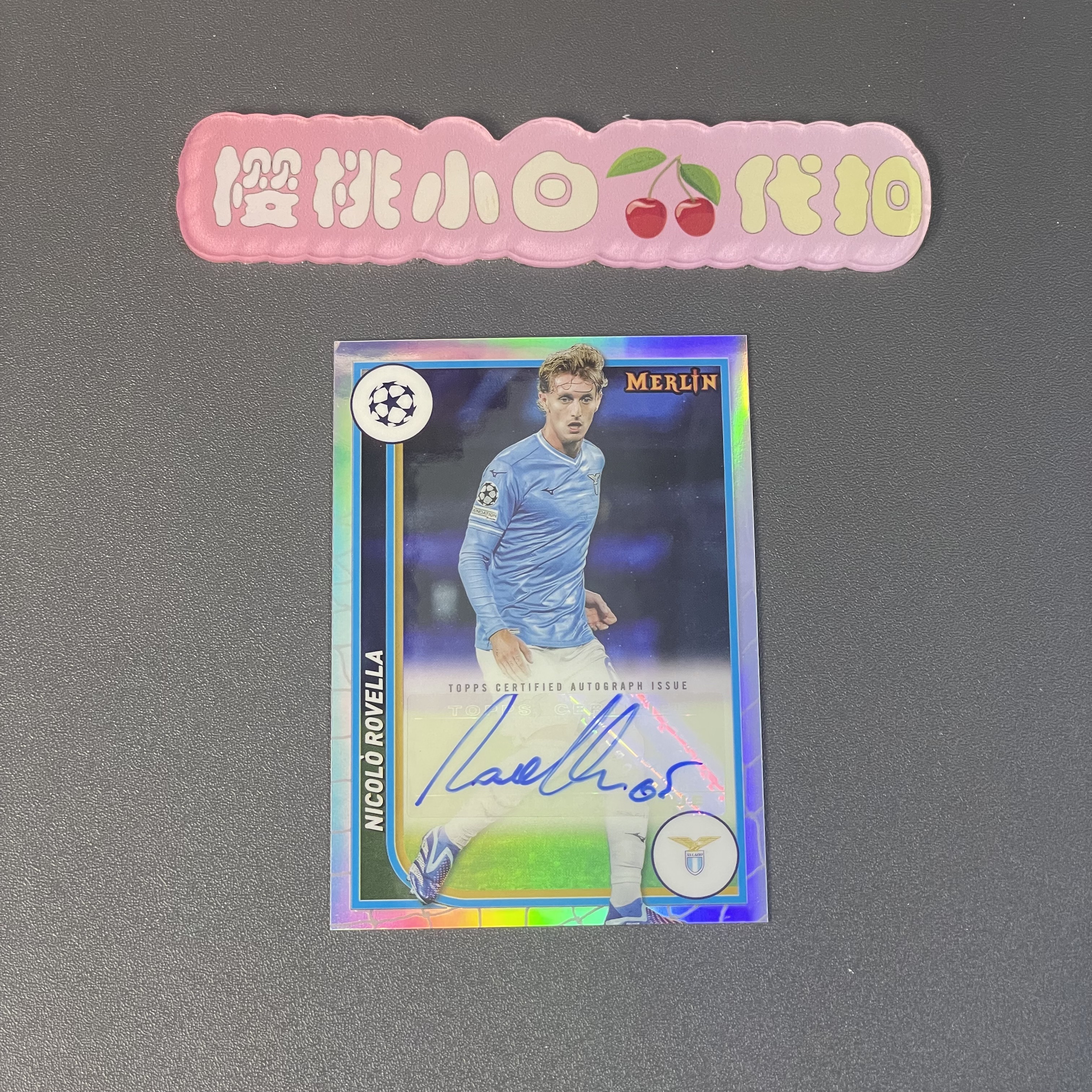 2023-24 Topps Merlin chrome NICOLO ROVELLA 樱桃小白 欧冠 意甲 尼科洛 罗维拉 拉齐奥 签字 贴签 银折签 卡品不保 默认微瑕 收藏必备【许克】