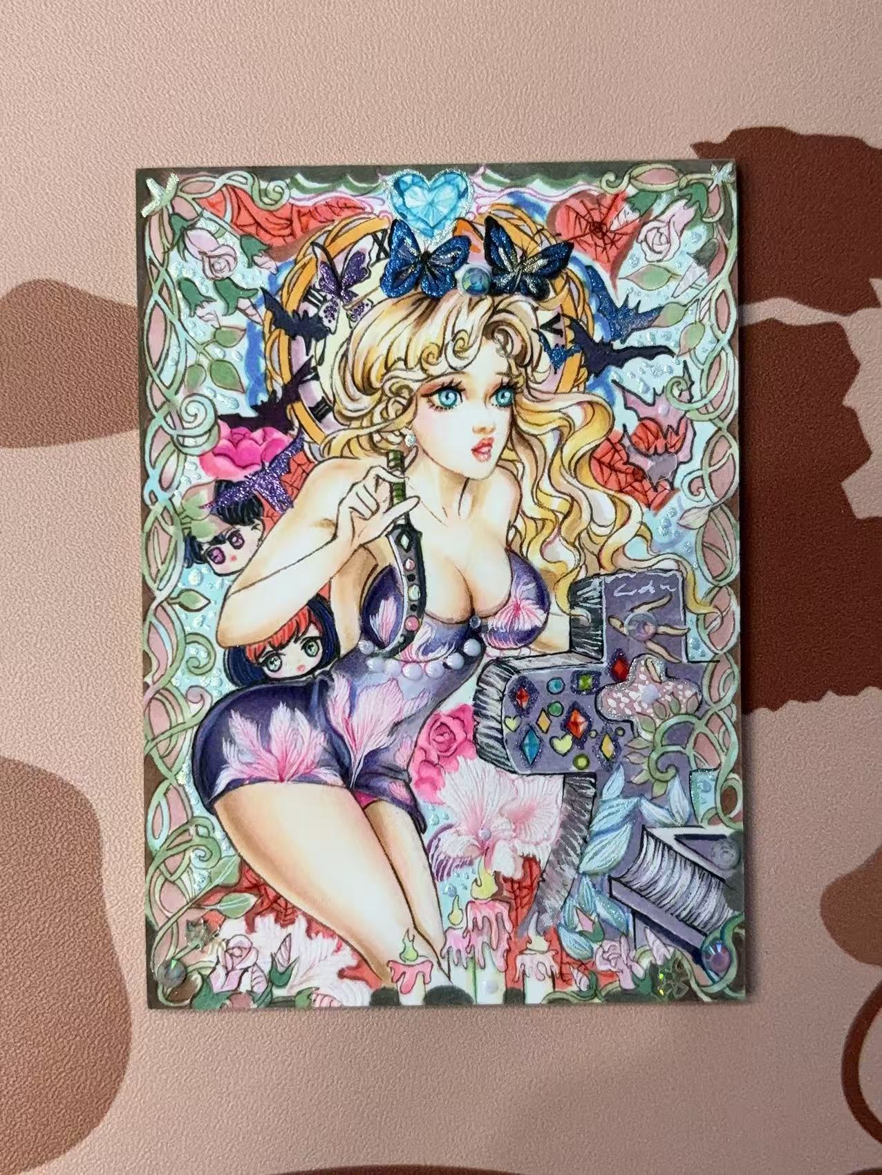 2025 【花糕HIT手绘拍卖】 工作室见卡背 1/1 画师:小丸四 精品手绘卡 画师亲签 签字 每一张都是画师手工绘制 手工制品 默认瑕疵 放大图片看细节