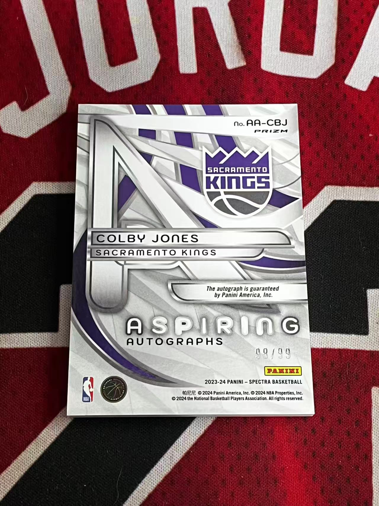 【接寄拍】2023-24 PANINI SPECTRA 光谱系列 国王 新秀RC 科尔比琼斯 99编 签字卡 辐射签 银折 折射 专收凑套必备【烂臭嘴拍卖】