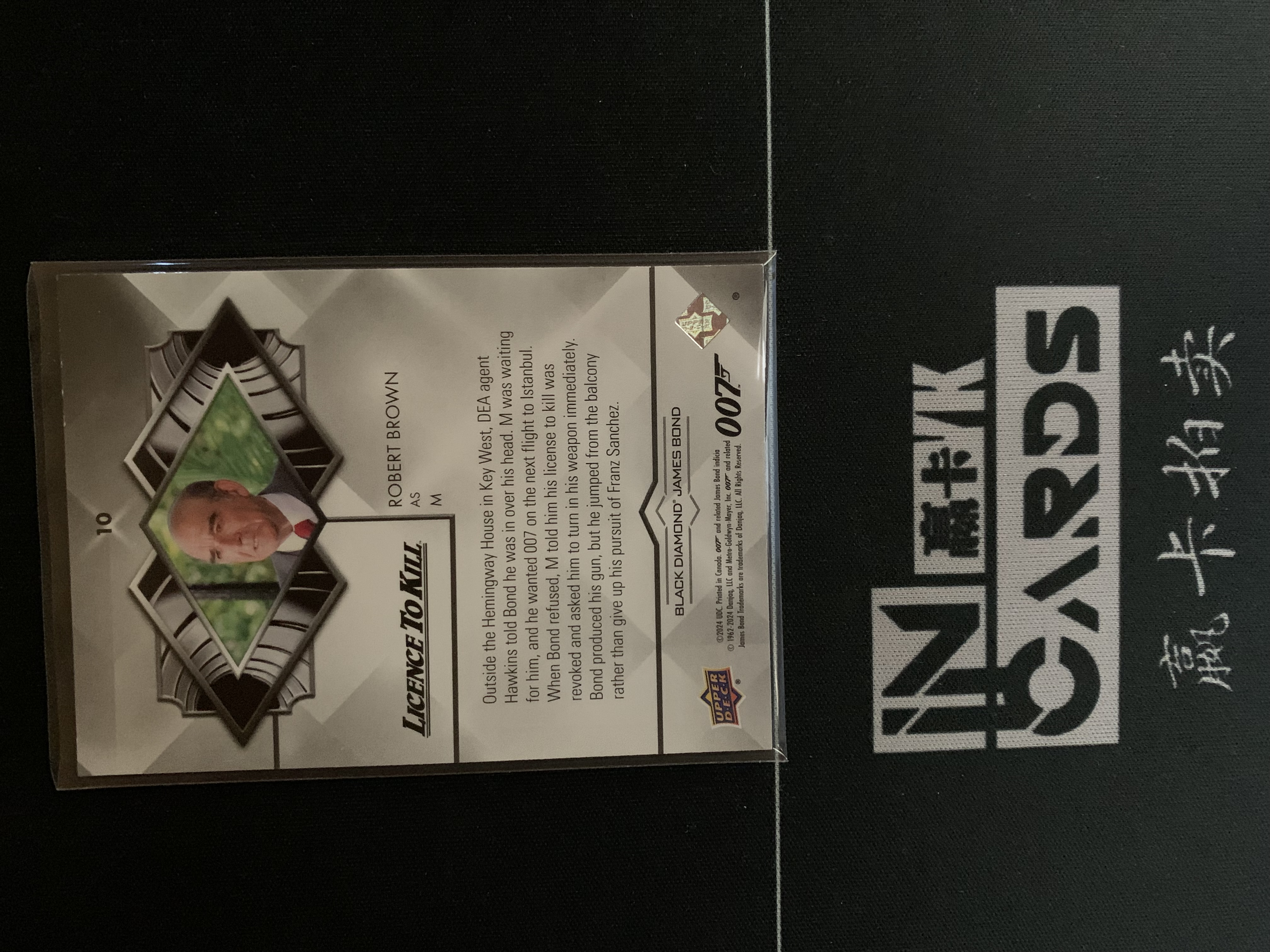 2024 Upper Deck James Bond 007 大黑钻 #10 ROBERT BROWN as M 红折 15/49编 卡品如图 收藏必备 ALLEN
