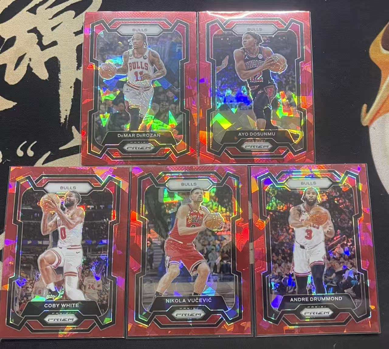 2023-24 Panini Prizm Coby White 科比·怀特 阿约·多孙姆 武切维奇 德拉蒙德 德玛尔·德罗赞 公牛队 红碎冰 碎冰折 折射 pz 打包 值得收藏(猴子卡社)