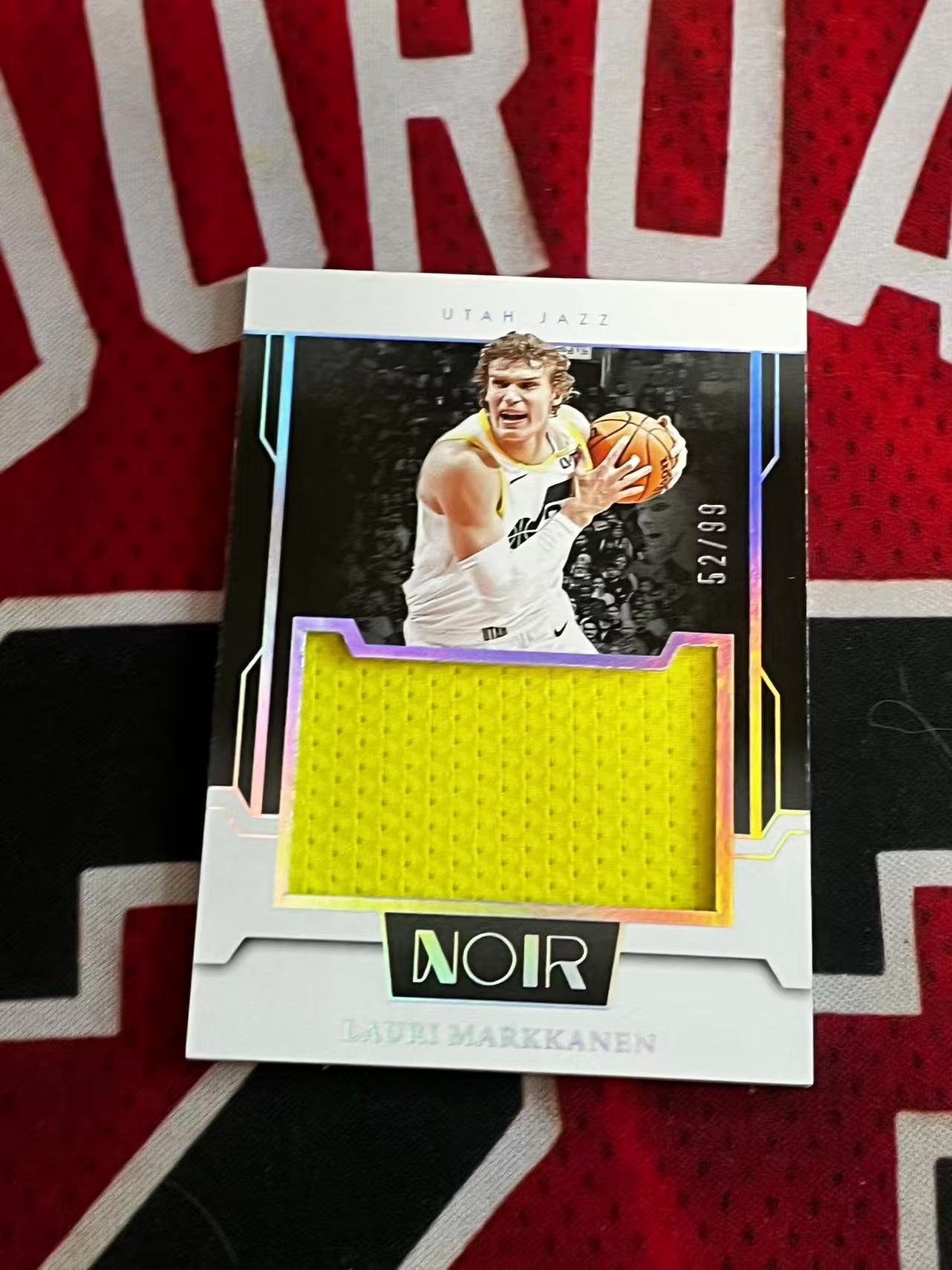 【接寄拍】2023-24 PANINI NOIR 爵士 芬兰乔丹 劳里马尔卡宁 99编 GU 大窗亲穿落场球衣物料切割 衣料实物卡 银闪版 专收凑套必备【烂臭嘴拍卖】