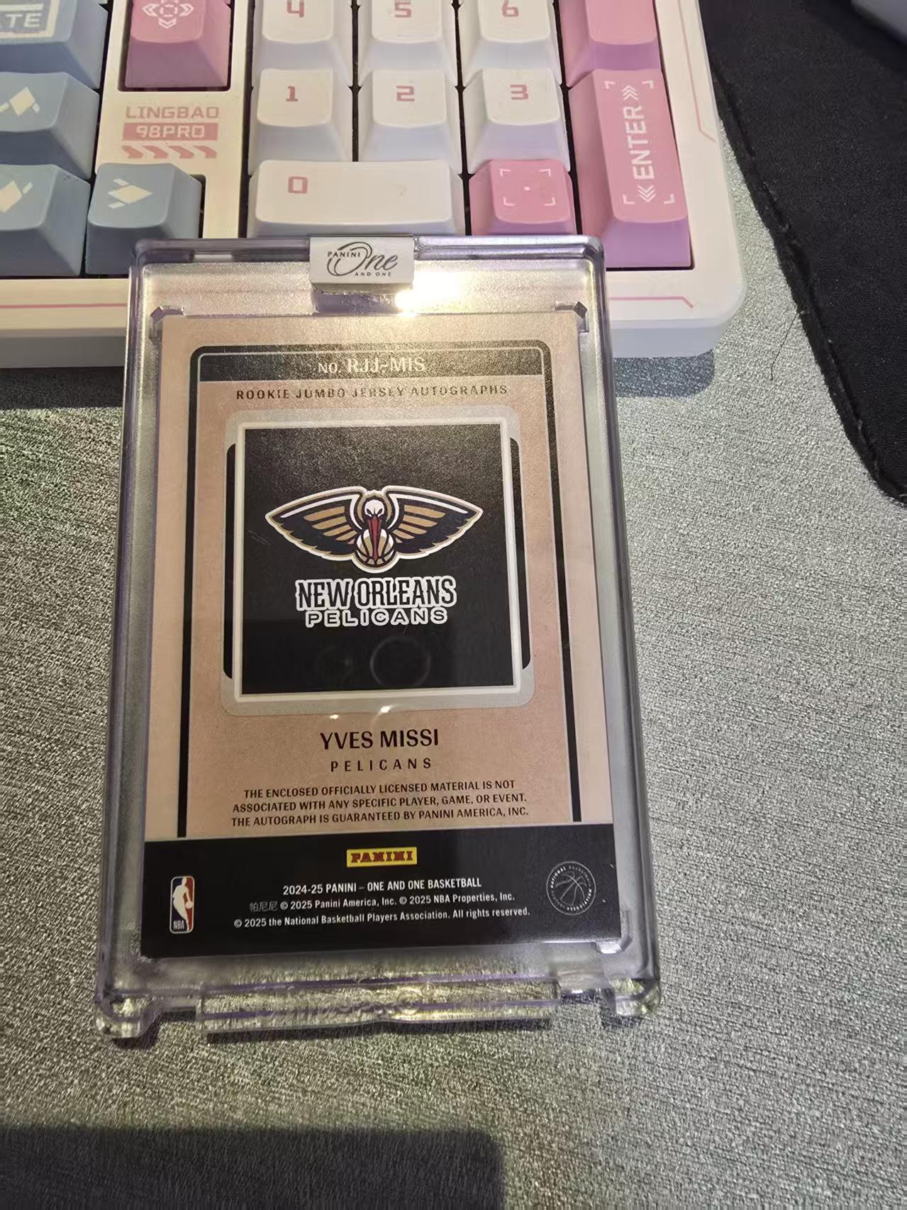 2024-25 Panini One and One Yves Missi RC 伊夫米西 鹈鹕 新秀 OAO 25编 签字 卡签 球衣暴力切割 RPA 红平行 锡安 普尔队友 未来明星内线 首发