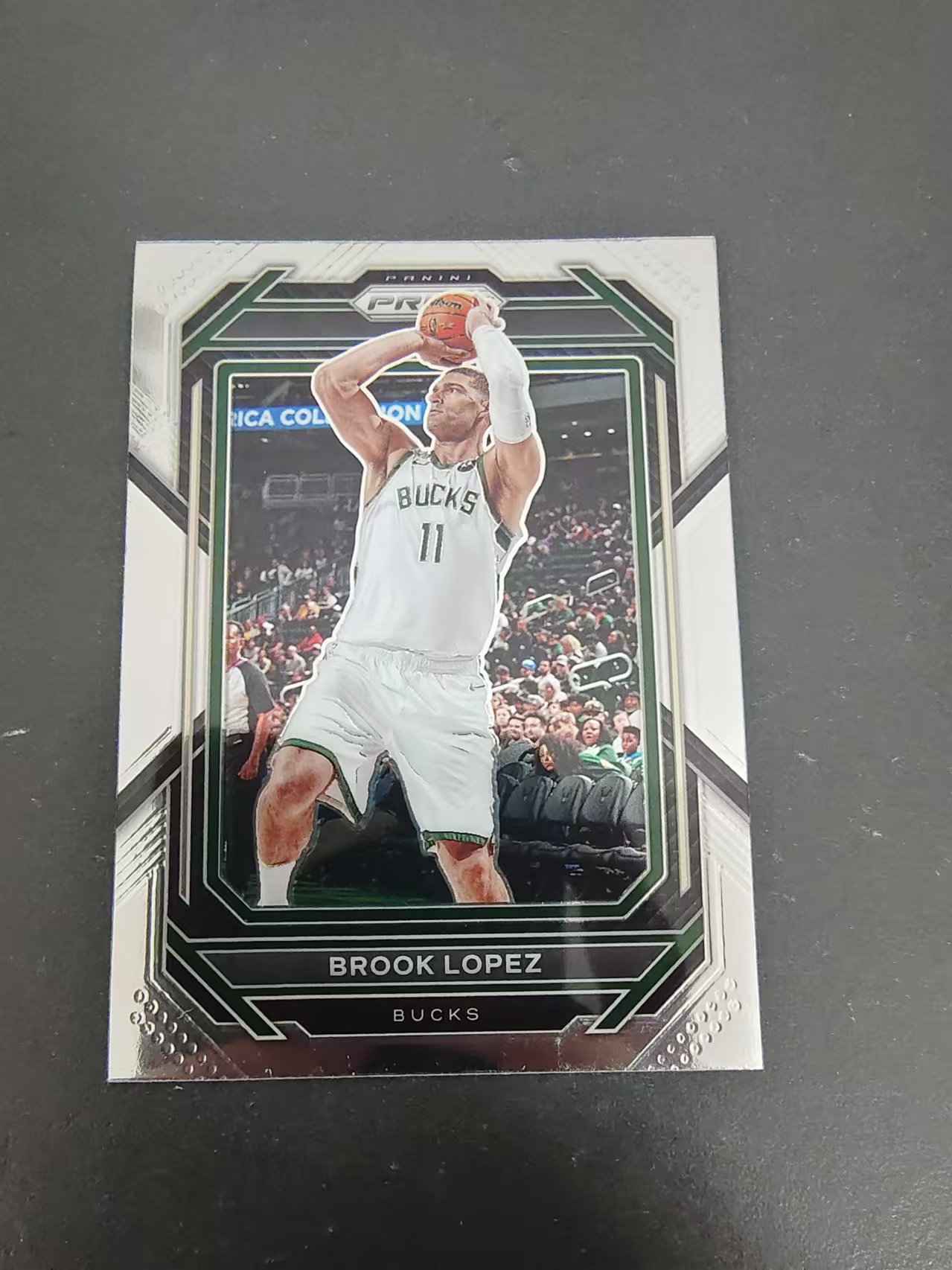 【可合并，不累计】2022-23 Panini Prizm Brook Lopez 布鲁克 洛佩斯 雄鹿 PZ 划痕 边角微瑕 介意勿拍 #94