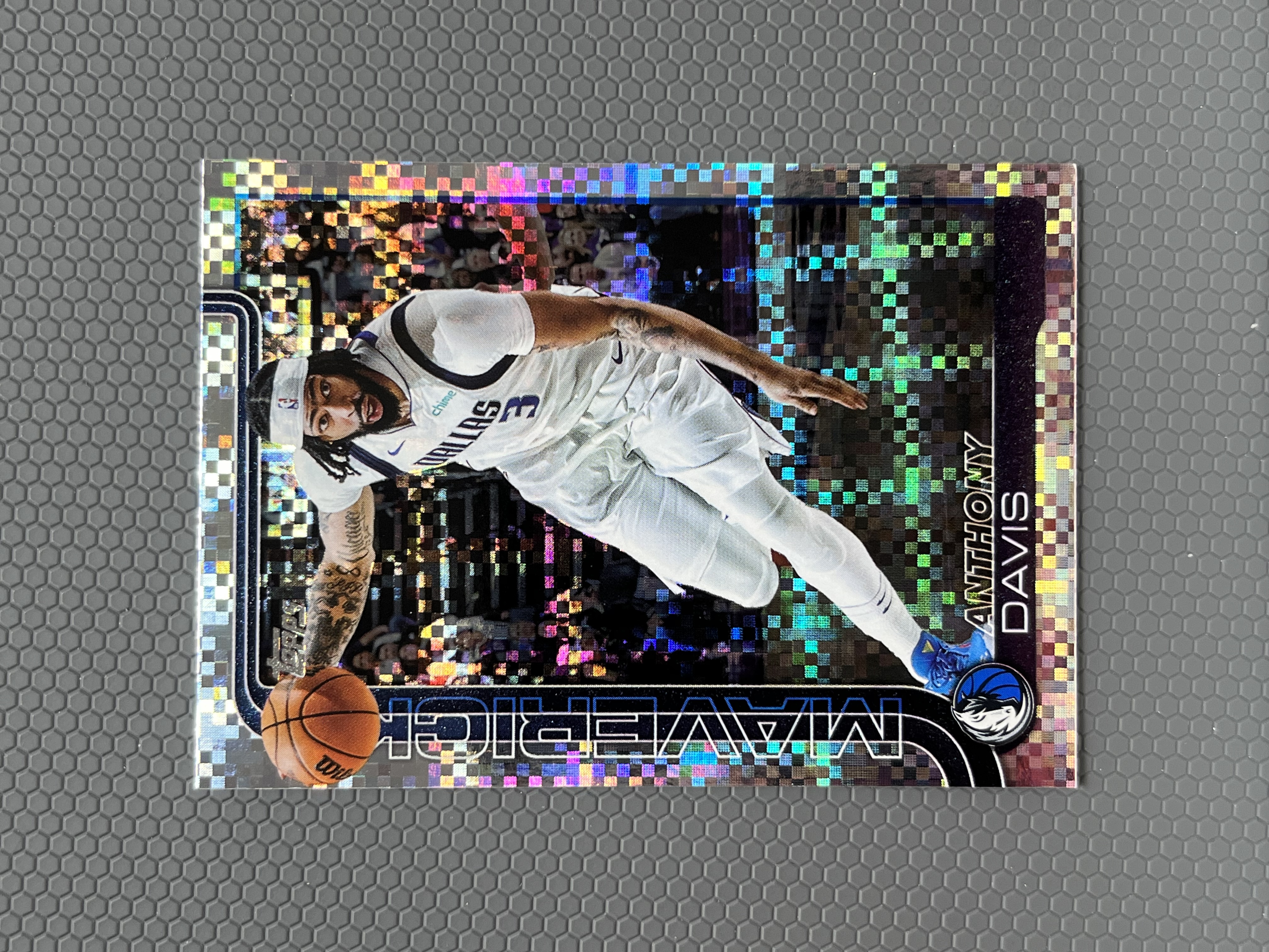 2025 Topps 浓眉 安东尼 戴维斯 ANTHONY DAVIS 独行侠 折射 格子折 银折 卡品如图-左
