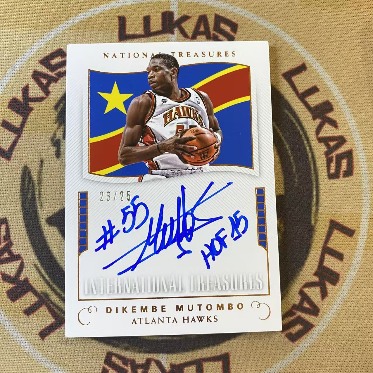 撸卡厮 Lukas 1718 国宝 掘金 非洲大山 dpoy 穆大叔 迪肯贝 穆托姆博 Dikembe Mutombo 25编 国旗 签字卡 卡签 小瑕如图(青)