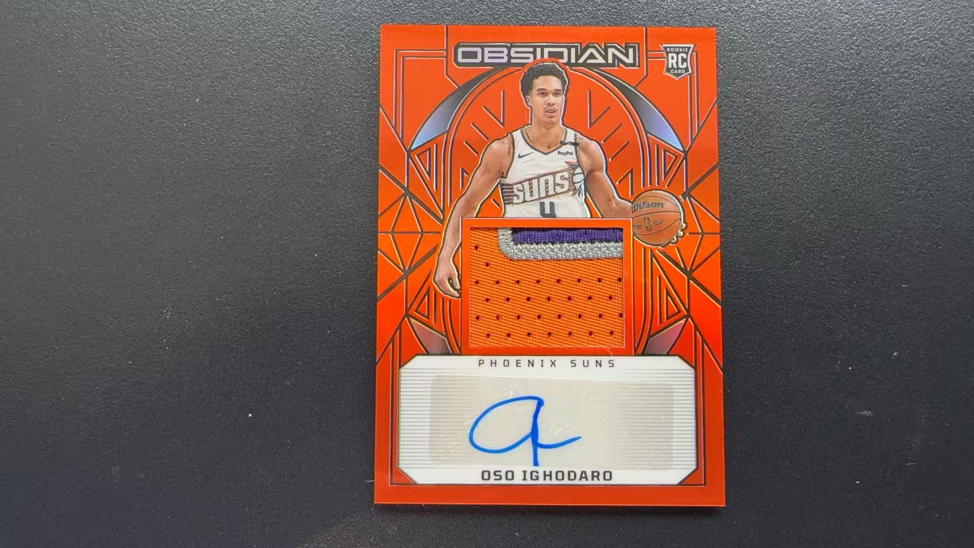 【Pw代卖】2024-25Panini 篮球黑曜石 Oso Ighodaro 奥索 伊戈达罗 太阳 新秀 RC RJA 小窗暴力切割 签字 橙折 color match 99编 收藏必备 萝卜哥