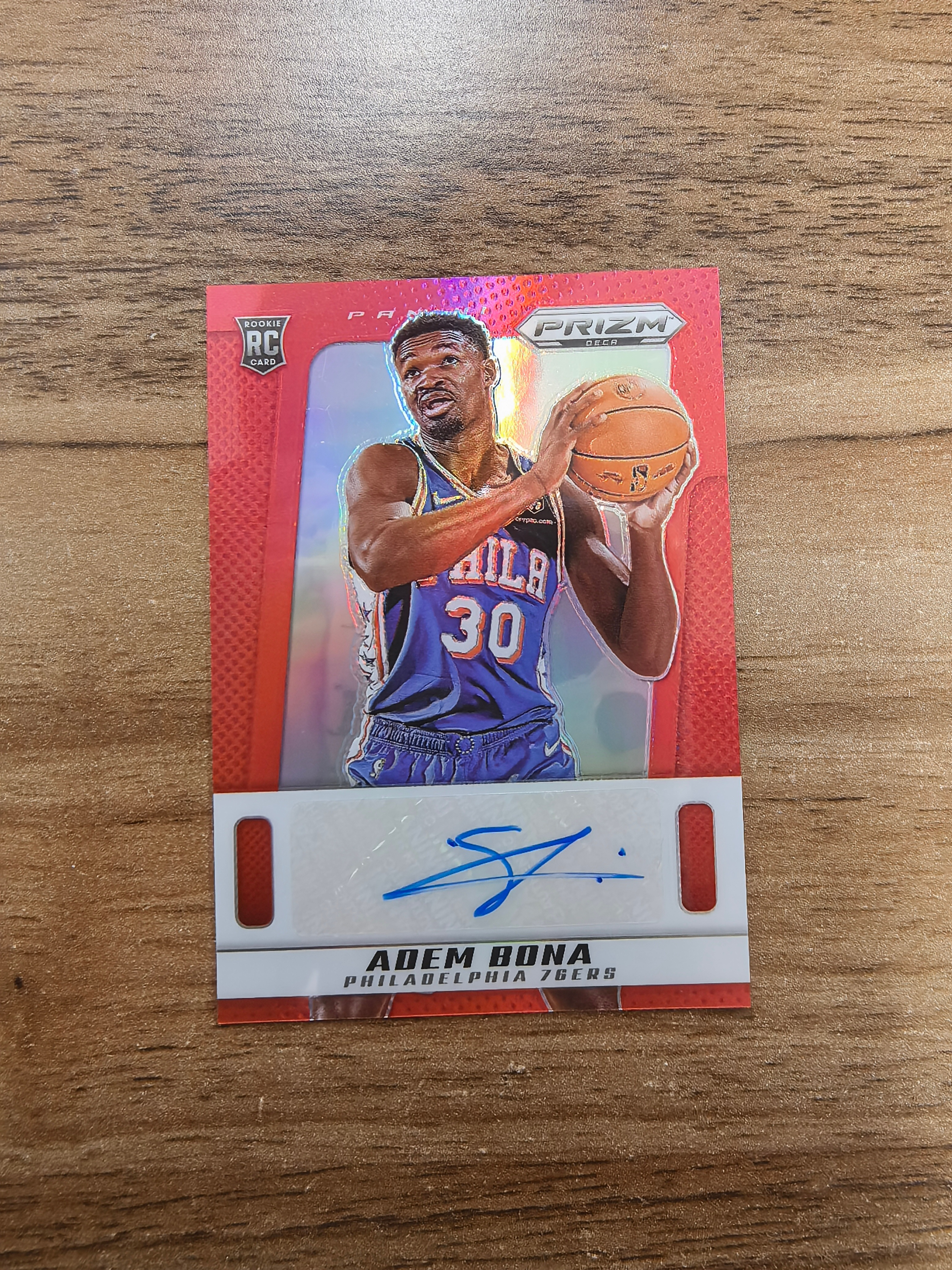 2024-25 Panini PRIZM DECA Adem Bona RC PZ复古 76人 阿德姆博纳 新秀 63/99编 签字 贴签 红折 折射 微瑕 实卡精美 卡品如图 收藏必入 流浪