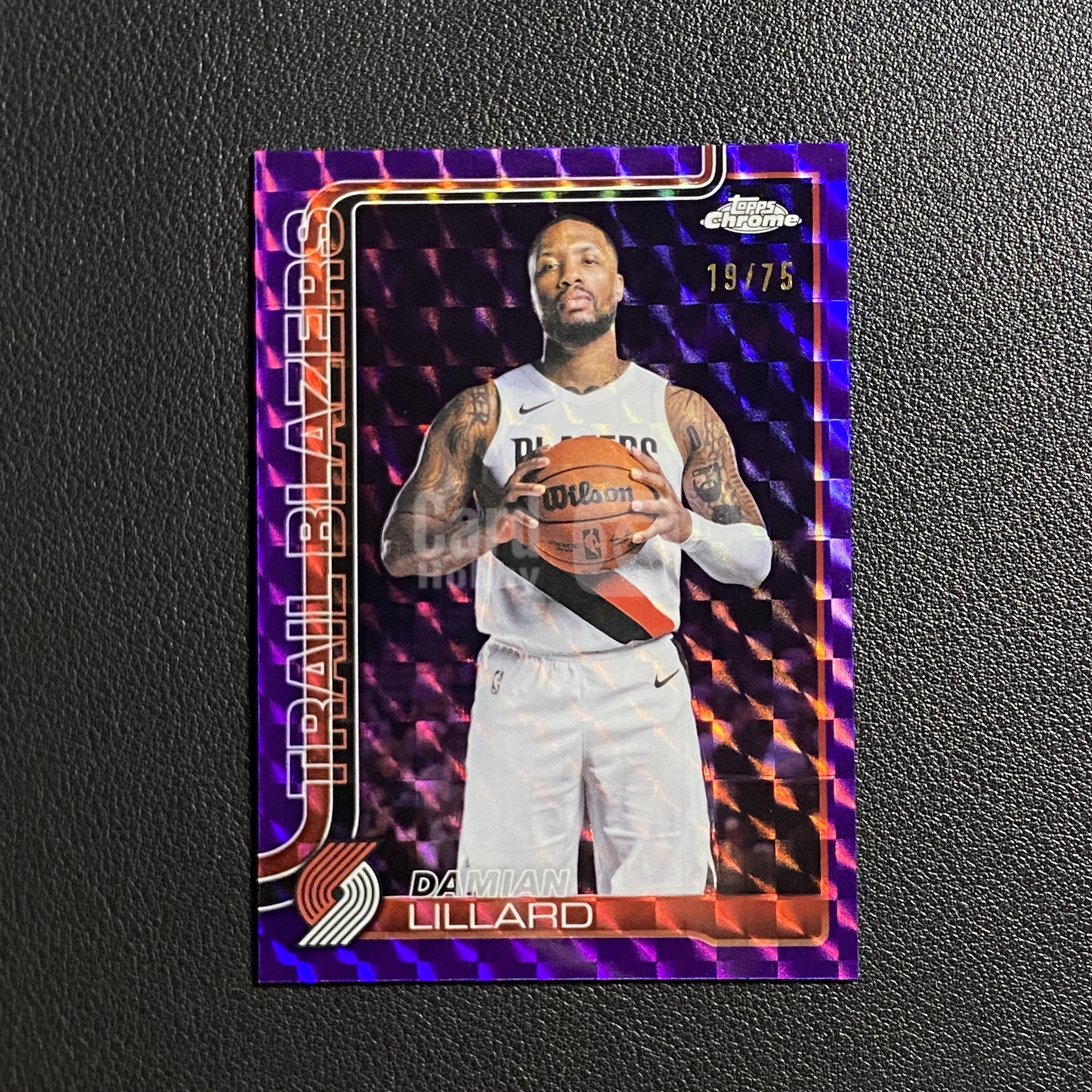 【伦子】2026 TOPPS CHROME UPDATE 开拓者 DAMIAN LILLARD 利拉德 表哥 75编 紫马赛克折 正base TCU 瑕疵见图 SAMM-14