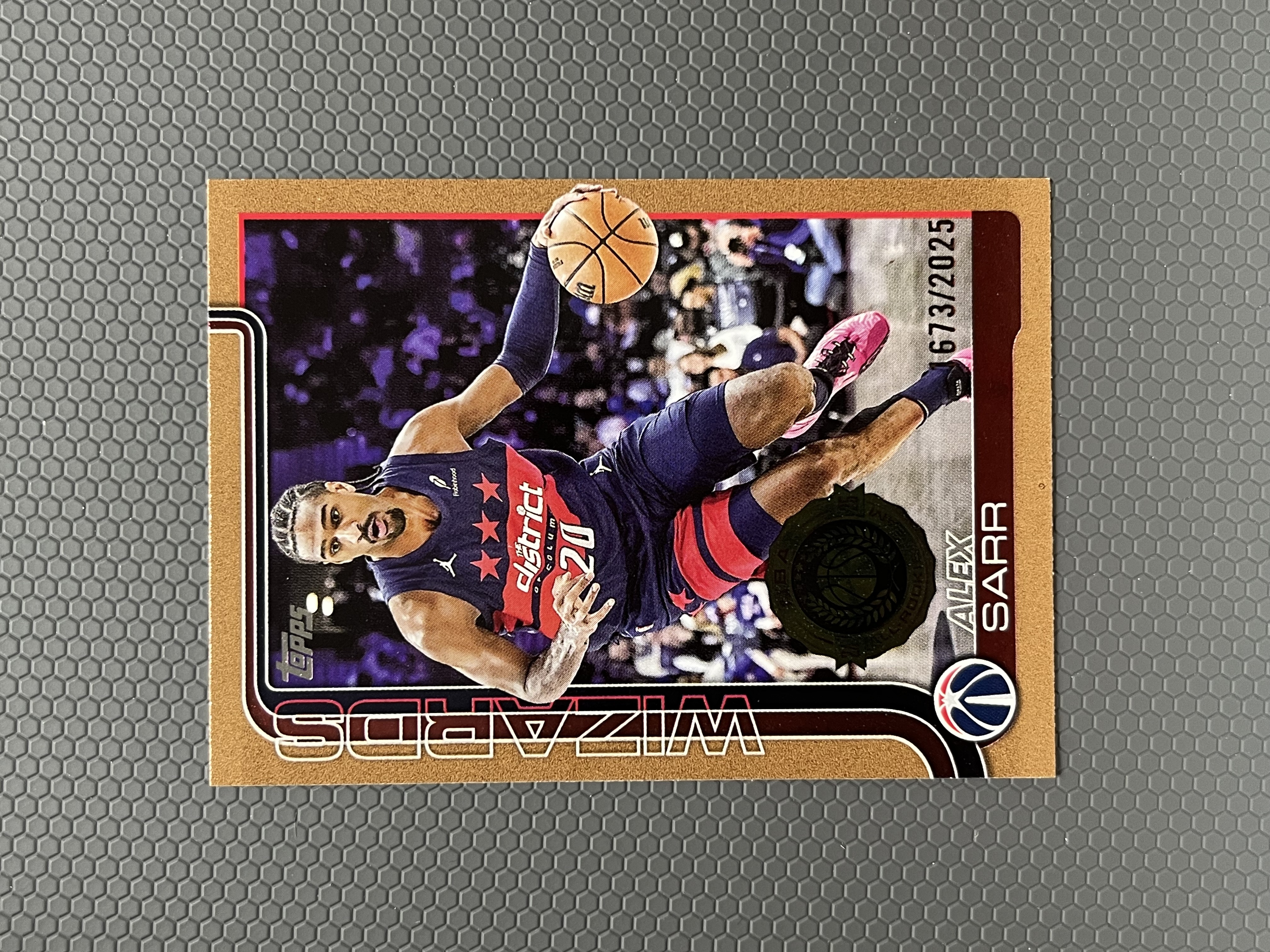 2025 Topps 萨尔 ALEX SARR 奇才 限量 2025编 金折 平行 卡品如图-左
