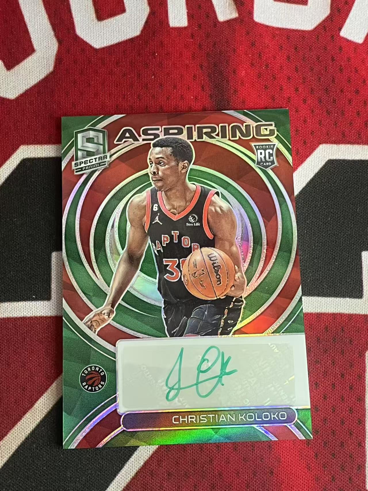 【接寄拍费率低至5%含卡淘手续费】2022-23 PANINI SPECTRA 光谱系列 猛龙 新秀RC 克里斯蒂安科洛科 科洛克 50编 签字卡 辐射签 绿笔签 绿折 折射【烂臭嘴拍卖】