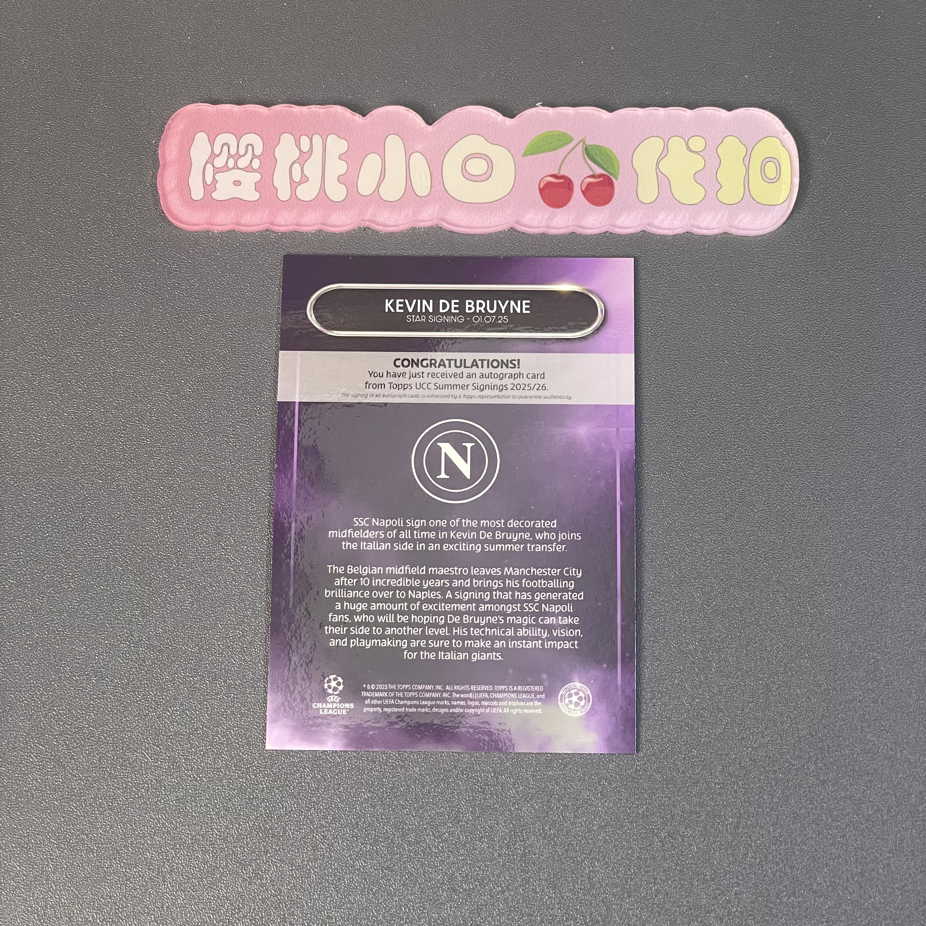 2025-26 Topps SUMMER Kevin De Bruyne 樱桃小白 03/50编 完美签字 德布劳内 丁丁 曼城 那不勒斯 卡品不保 默认微瑕 收藏必备【许克】