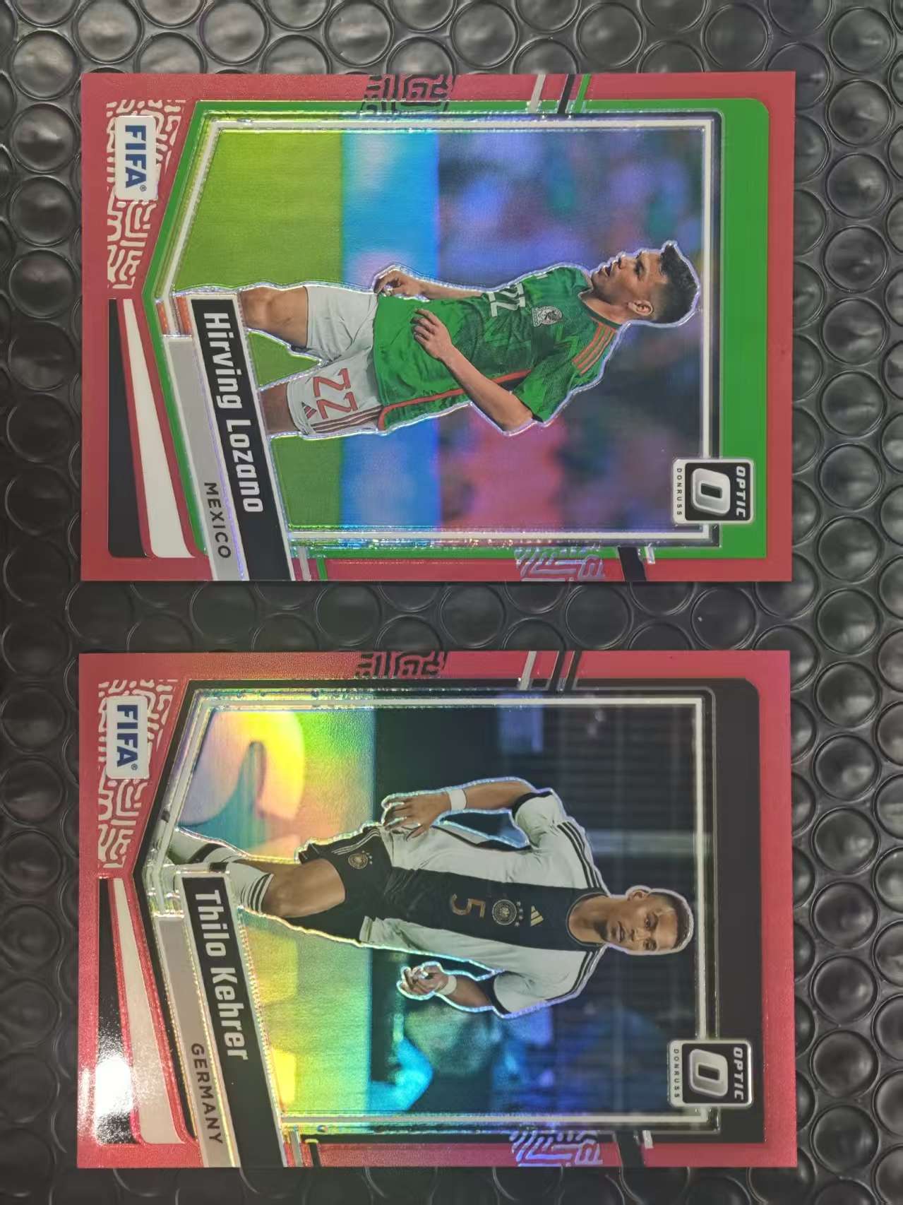 2023-24 Panini Donruss Hirving Lozano 杜蕾斯 墨西哥 洛萨洛 德国 科雷尔 O版 /299编 红折 折射 2张打包LOT 卡品如图【原地起飞卡社】MVP11.6
