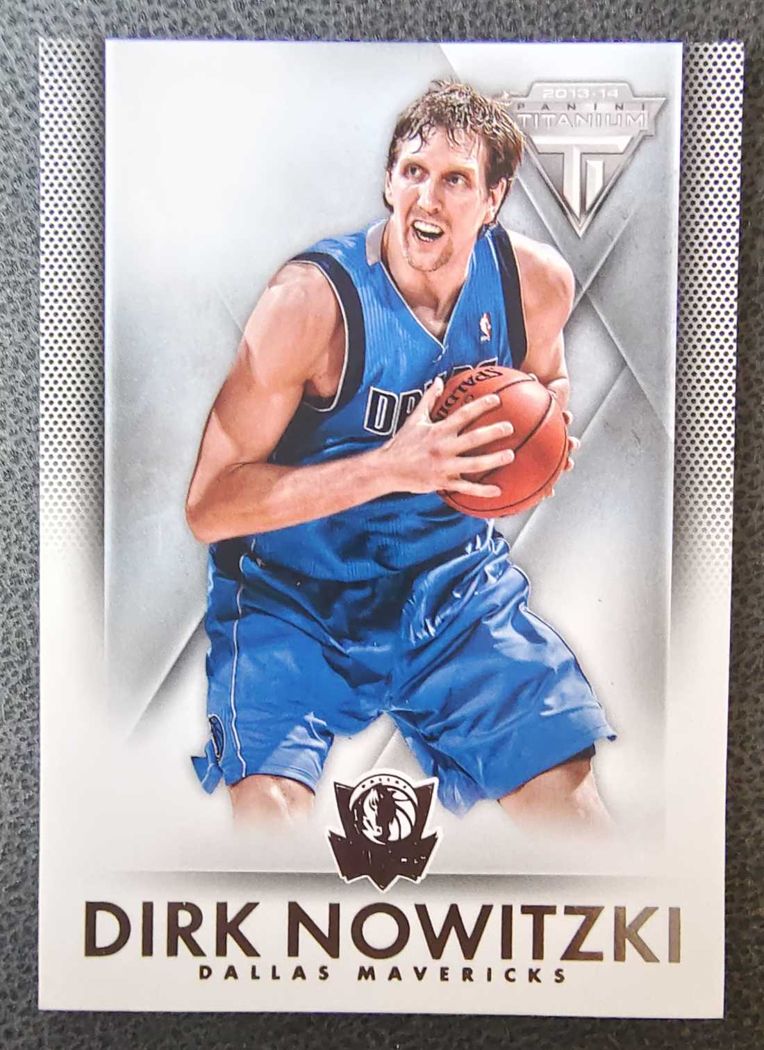 2013-14 Panini Titanium Dirk Nowitzki 达拉斯 小牛队 独行侠队 德克 诺维斯基 司机 诺天王 德国战车 一人一队一城