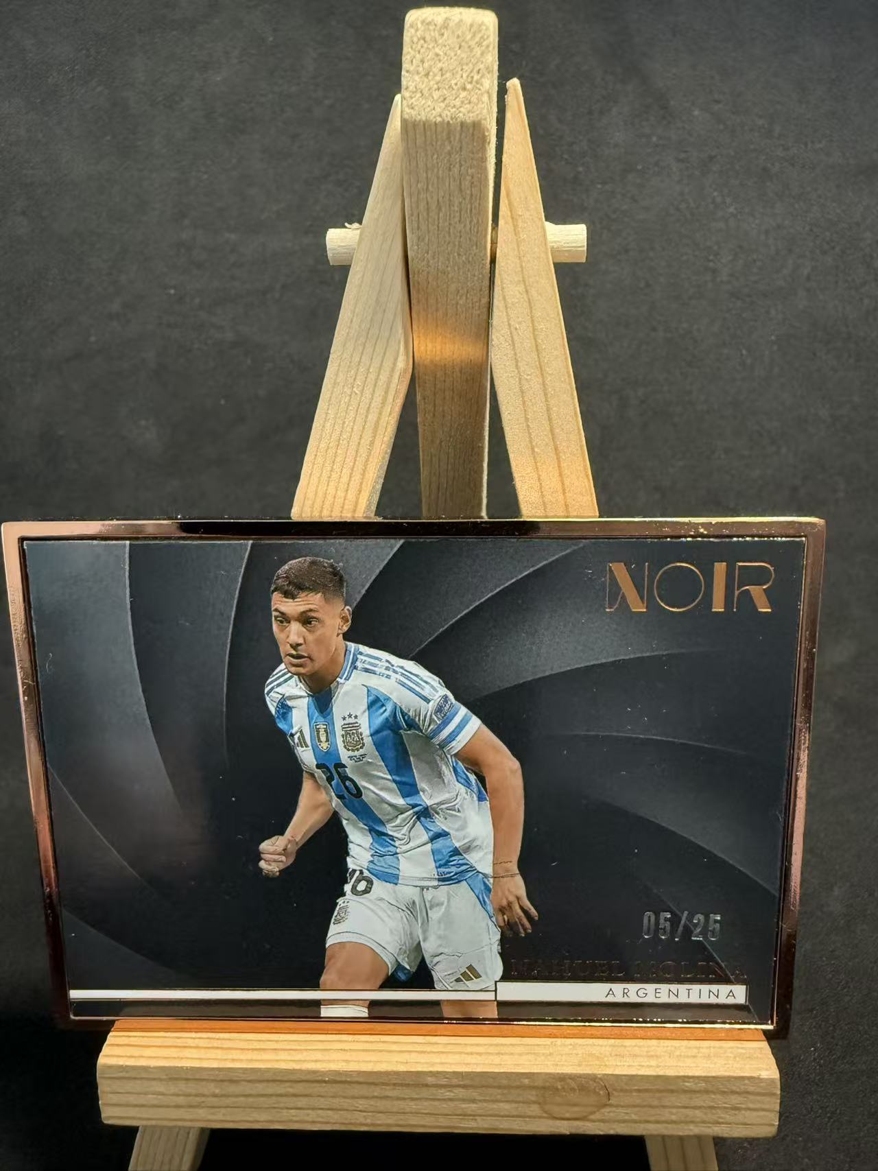 2024-25 Panini Noir Nahuel Molina 诺尔 阿根廷 莫利纳 金属框 /25编 铜平行 默认瑕疵 介意勿拍 乐
