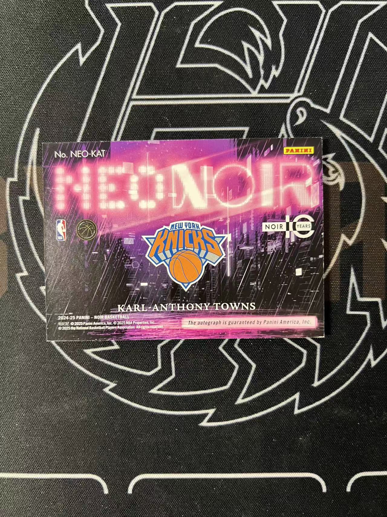 2024-25 Panini Noir Karl Anthony Towns 【UTF球星卡】fr4 卡尔 安东尼 唐斯 诺尔 霓虹灯 签字 卡签 49编 纽约中锋 森林狼 瑕疵如图
