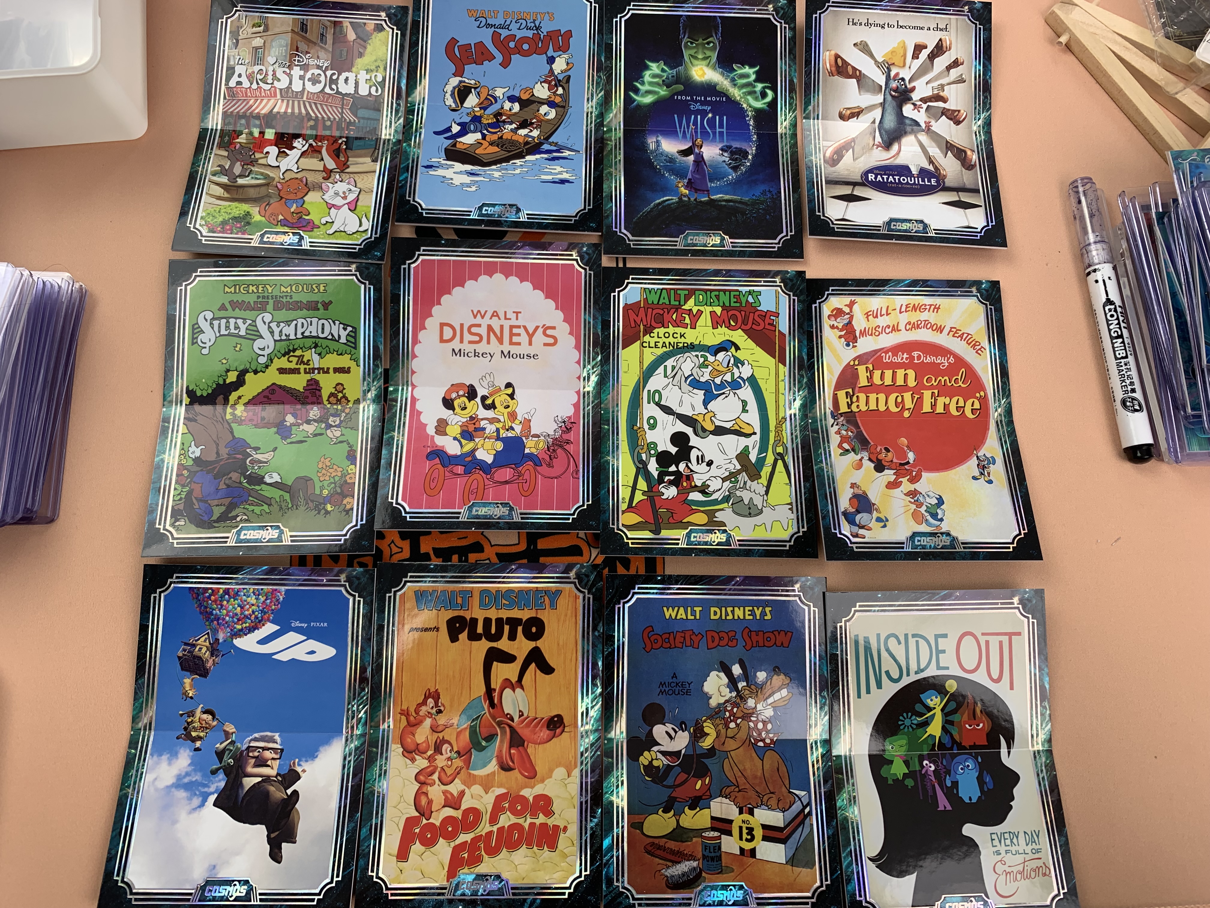 2025 Kakawow Disney 迪士尼cosmos 9张lot 海报小书 不重复 签字 关联:米奇 米妮 史迪奇 小熊维尼 乐佩 艾莎 贝儿 爱丽儿 topps 9