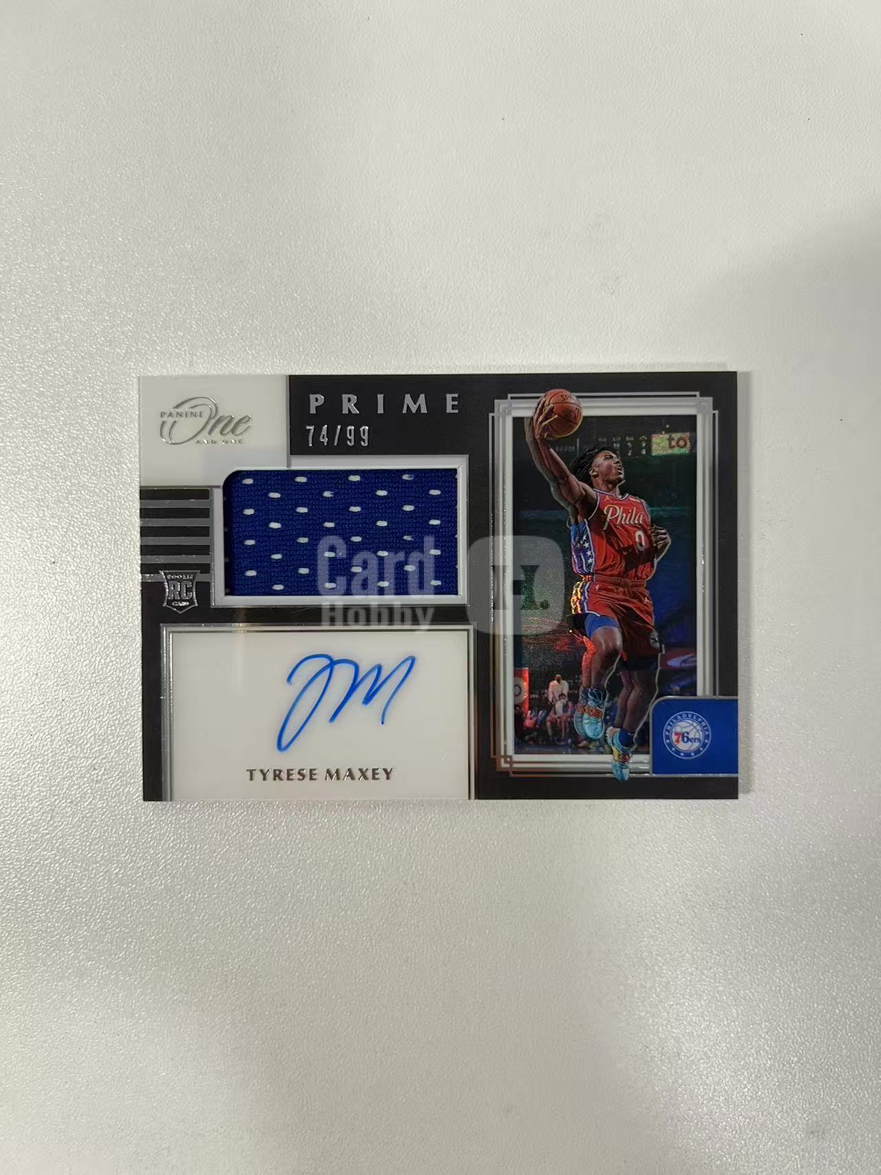 2020-21 Panini One and One Tyrese Maxey RC 【西北拍卖】帕尼尼ONE 泰雷塞 马克西 RC新秀 74/99编银平行物料卡签 球衣签字 76人 瑕疵如图望月