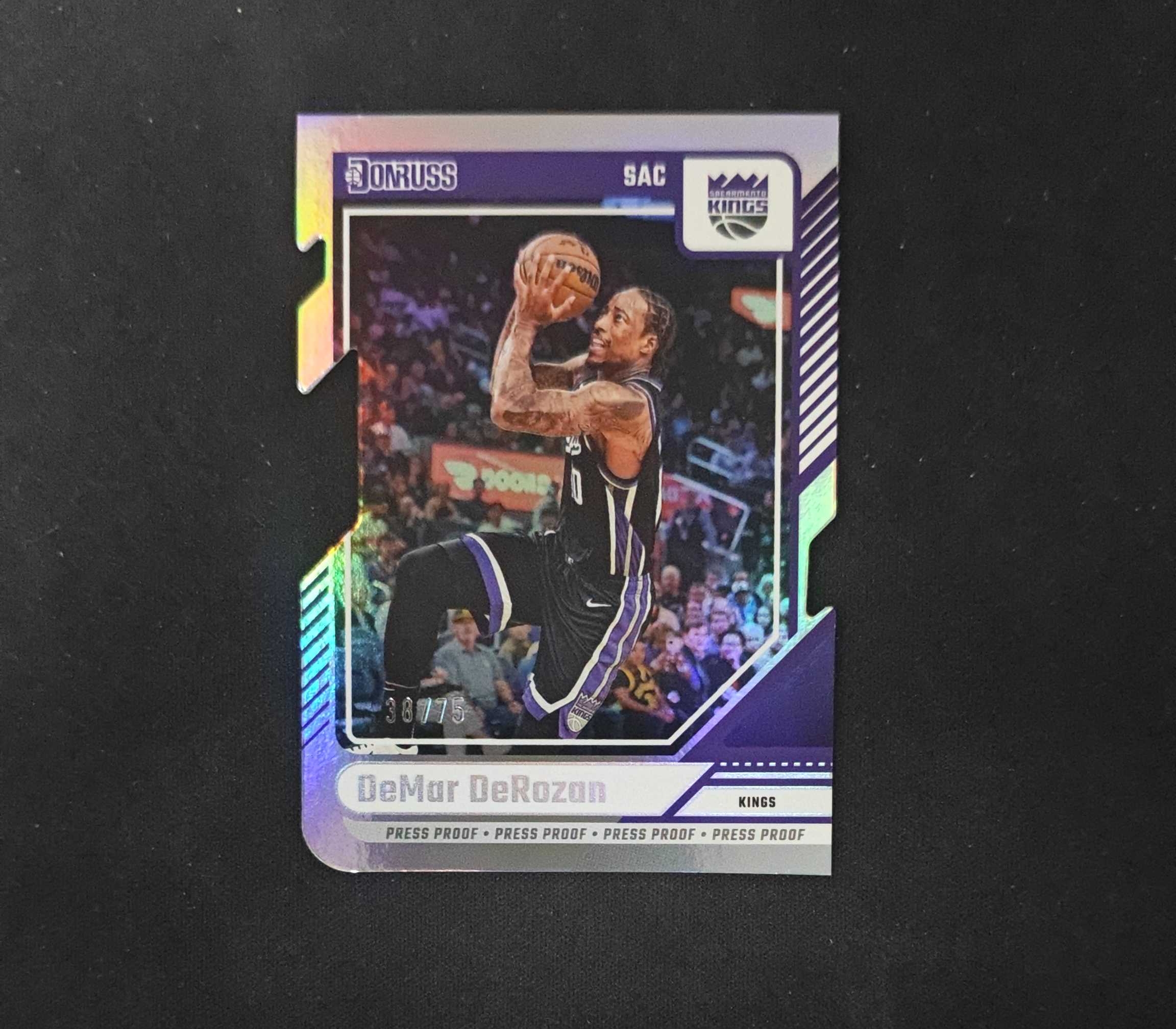 2024-25 Panini Donruss DeMar DeRozan 【SC拍卖】杜蕾斯 国王 德罗赞 75编 异形 银折 收藏必备(我科)