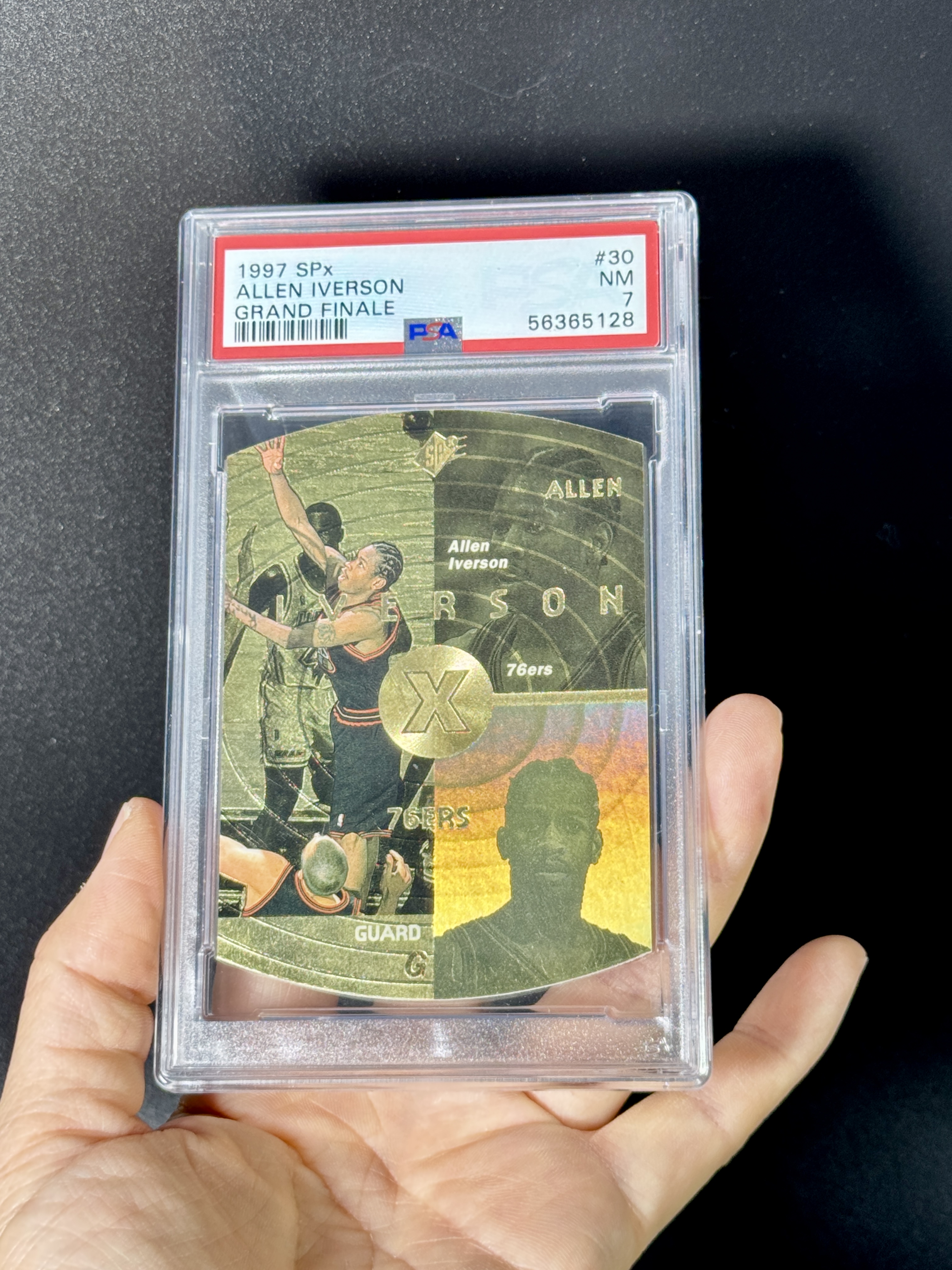 【喷子拍卖】1997-98 upper deck SPx Allen Iverson 费城76人 答案 艾弗森 艾佛森 顶级老特 grand finale 50编 手写编 大hit卡 超级难出 金闪 异形 PSA7 送订制壳 Avicii