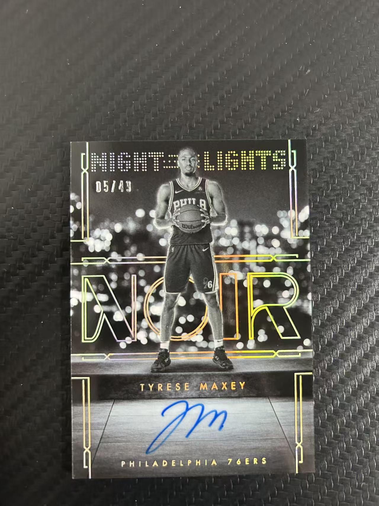 2024-25 Panini Noir Tyrese Maxey #NLA-TYM【灯灯拍卡】 诺尔 泰雷塞 马克西 镜面 签字 卡签 夜灯签 夜灯 76人 潜力无限 未来可期 收藏必备【麦浪风】