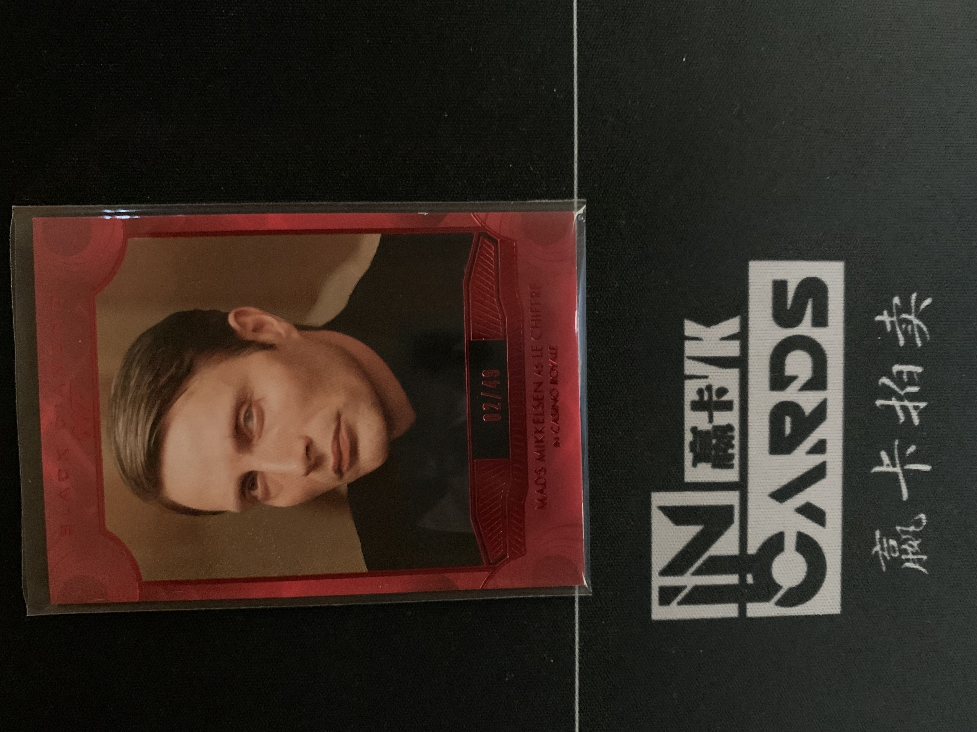 2024 Upper Deck James Bond 007 大黑钻 #55 MADS MIKKELSEN 勒 希弗 红折 02/49编 卡品如图 收藏必备 ALLEN