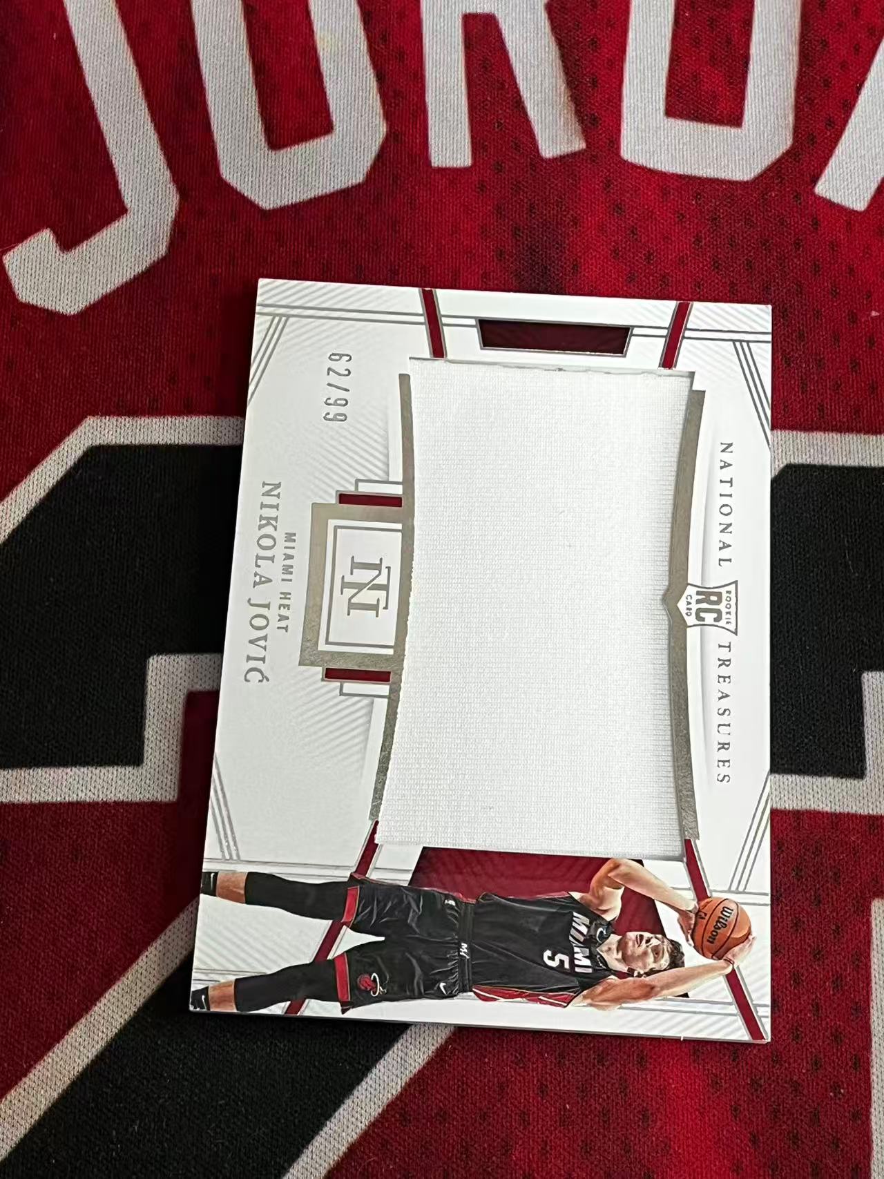 【接寄拍】2022-23 PANINI NATIONAL 国宝高端系列 热火 新秀RC 尼古拉约维奇 99编 大窗新秀球衣物料切割 衣料实物卡 专收凑套必备【烂臭嘴拍卖】