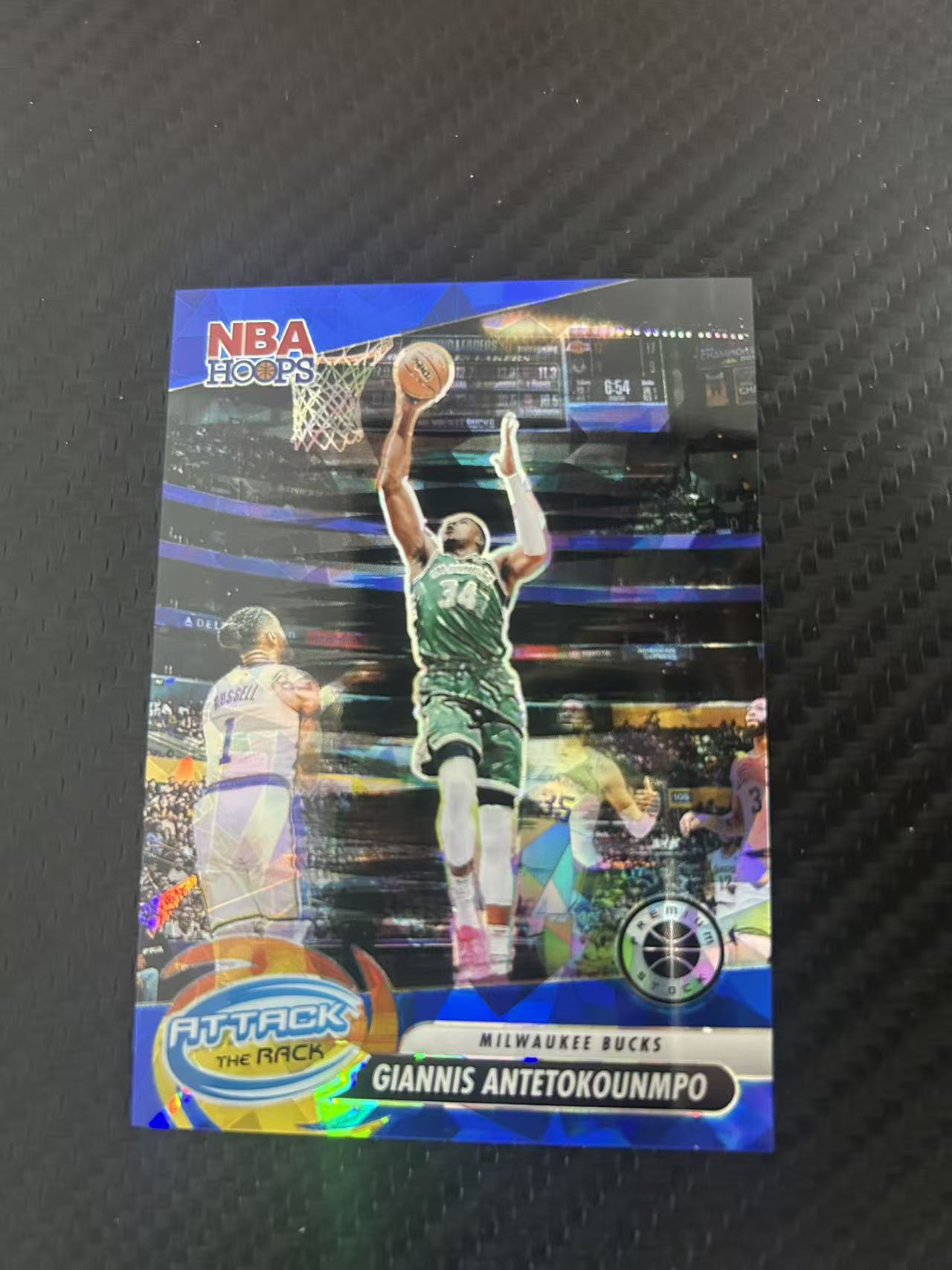 2023-24 Panini Premium Stock Giannis Antetokounmpo #2【灯灯拍卡】 Hoops 字母哥 雄鹿 扬尼斯 阿德托昆博 折射 蓝圈圈折 92/99【雪茄】