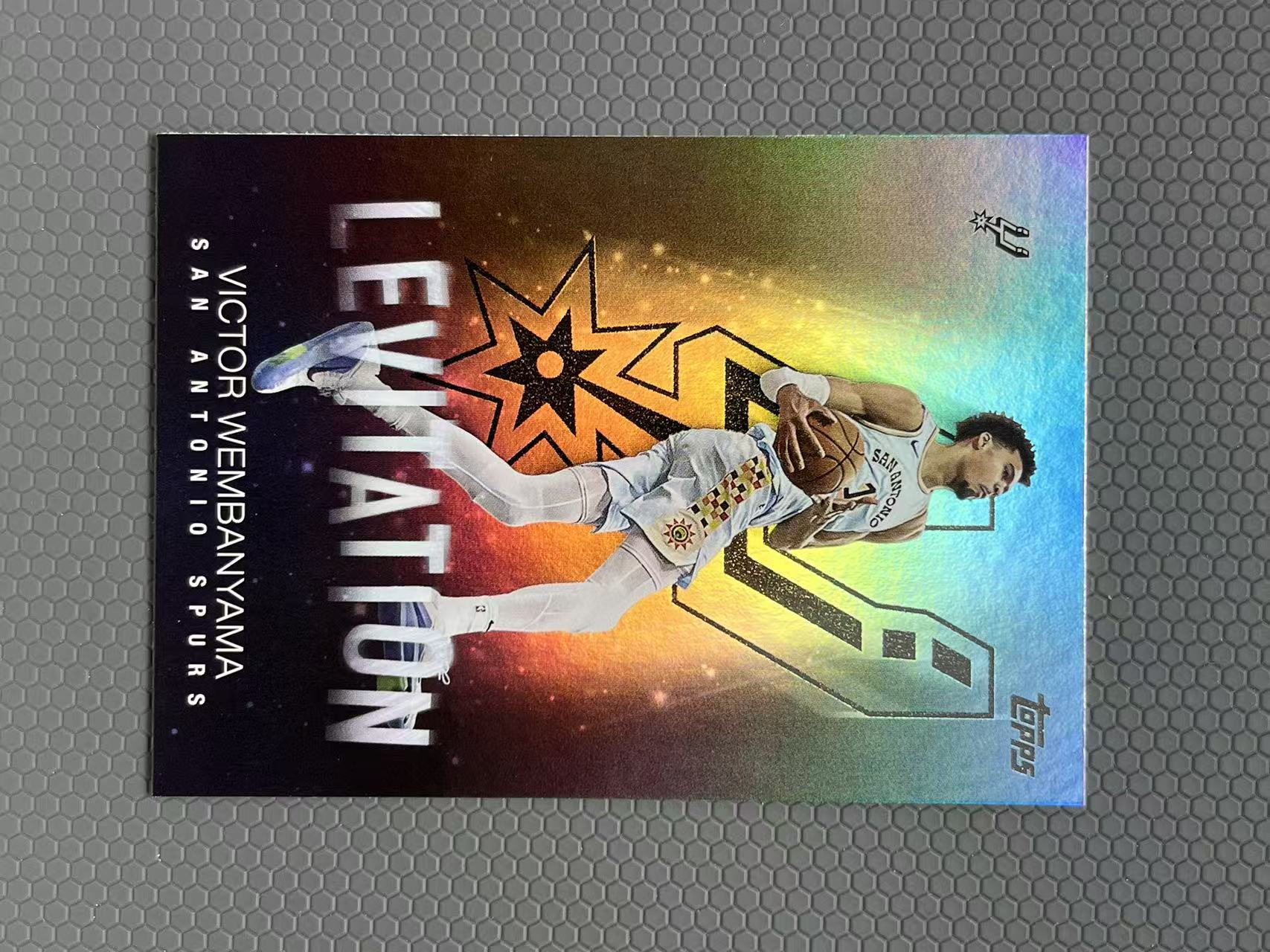 2025 Topps VICTOR WEMBANYAMA 文班亚马 马刺 LEVITATION 特卡 银折 折射 卡品如图-左