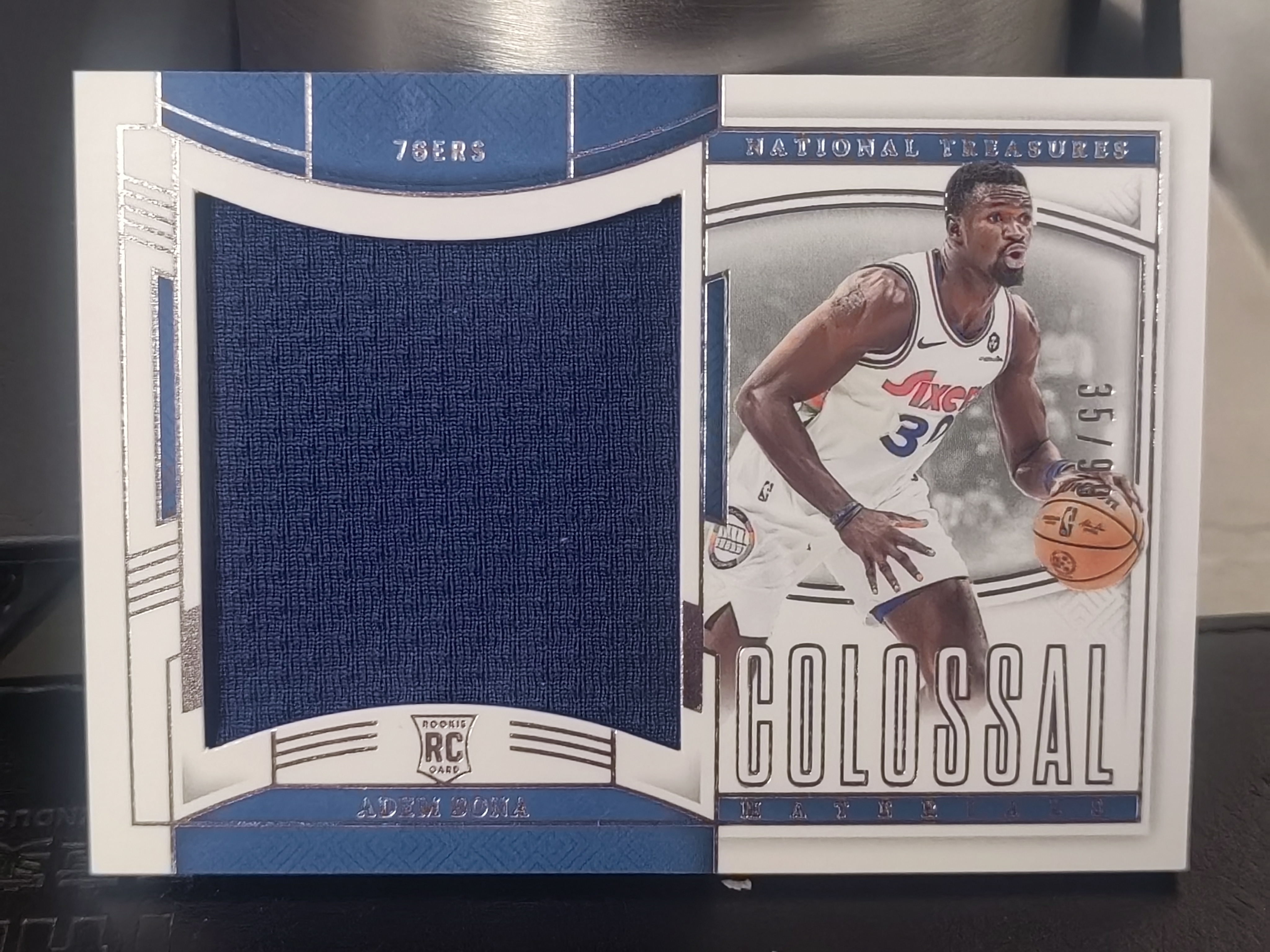 2024-25 Panini National Treasures Adem Bona RC 国宝 新秀 阿德姆 博纳 76人 单色 大窗 物料 99编 小鱼 白边白角 不保卡品 卡品如图